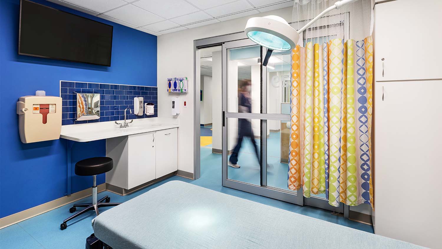 Patient room in the Dolly Parton Children's Hospital Emergency Department Expansion y Johnson & Galyon