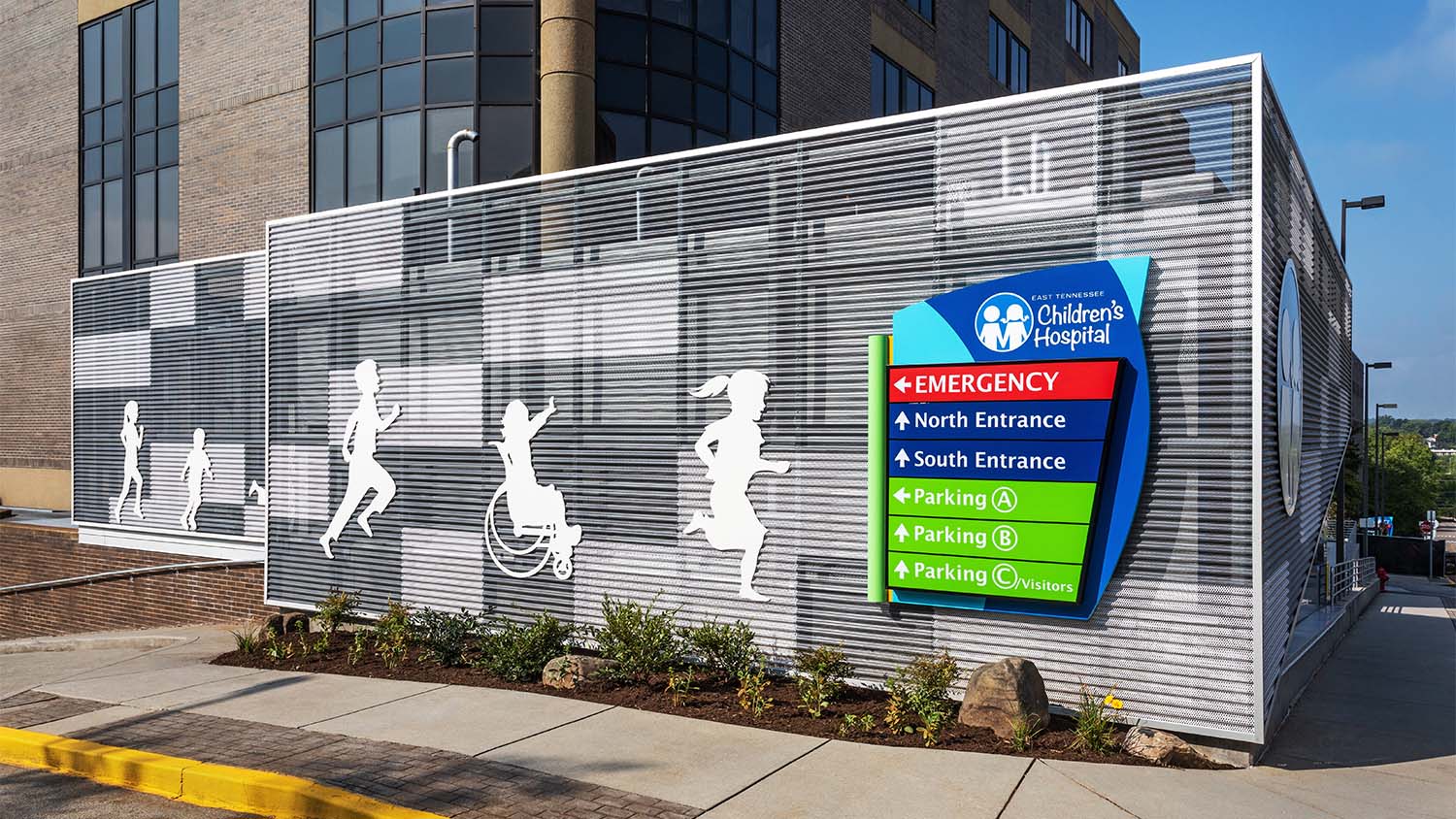 Exterior signage and wayfinding at Dolly Parton Children's Hospital Emergency Department Expansion y Johnson & Galyon