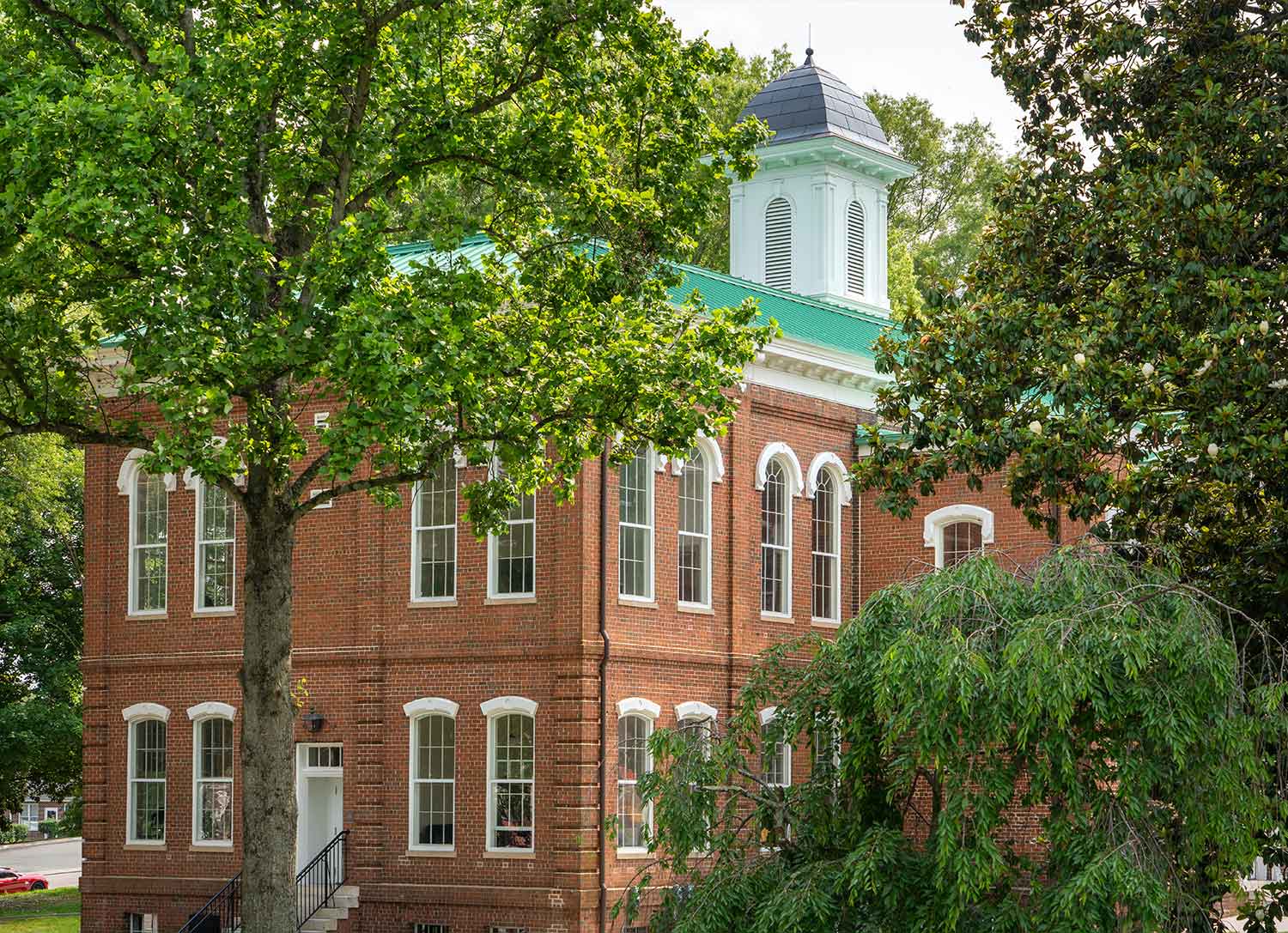 View of the trees and newly renovated Loudon County Courthouse by Johnson & Galyon.