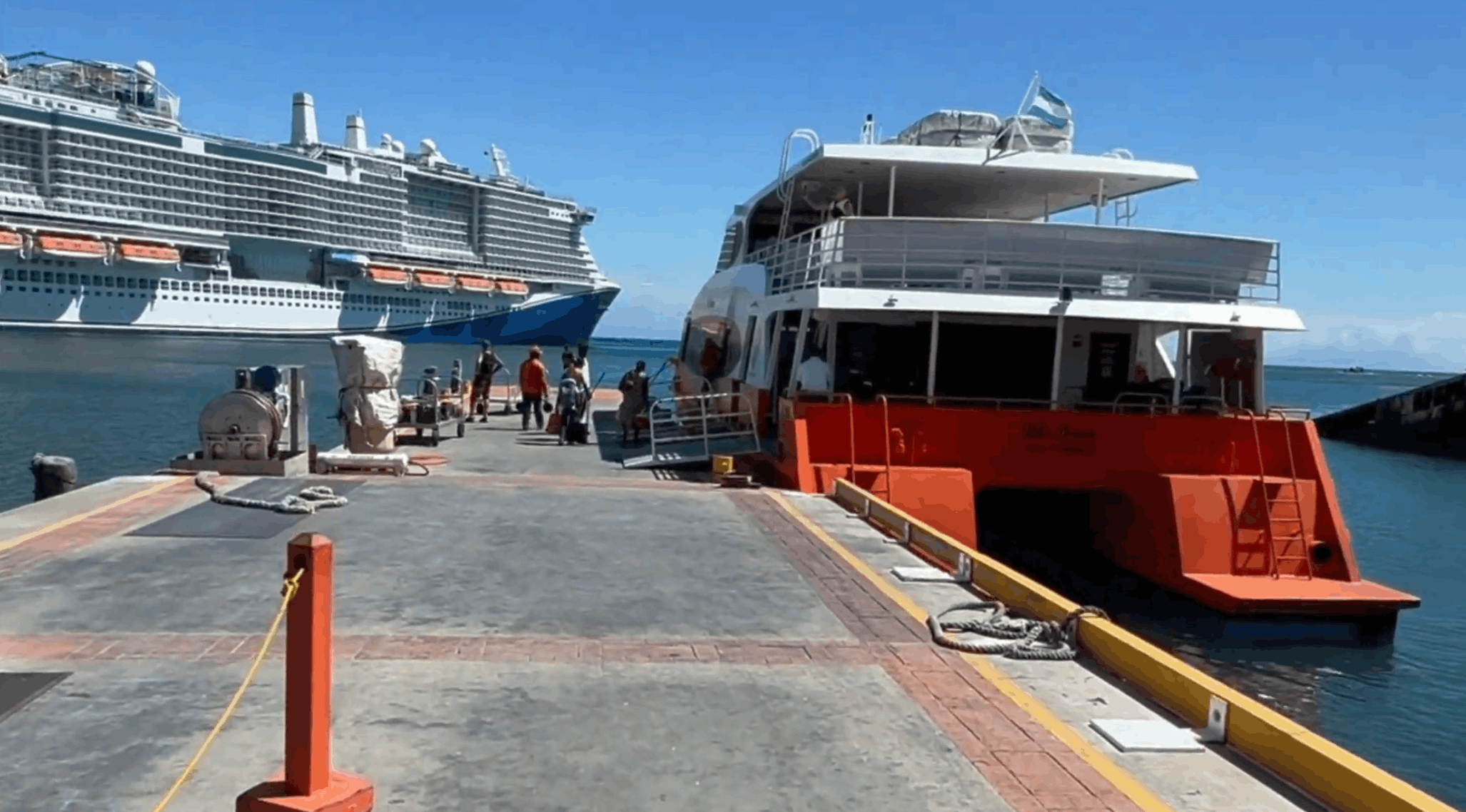 Ferry and cruise ships tied up at the dock, Utila 🇭🇳