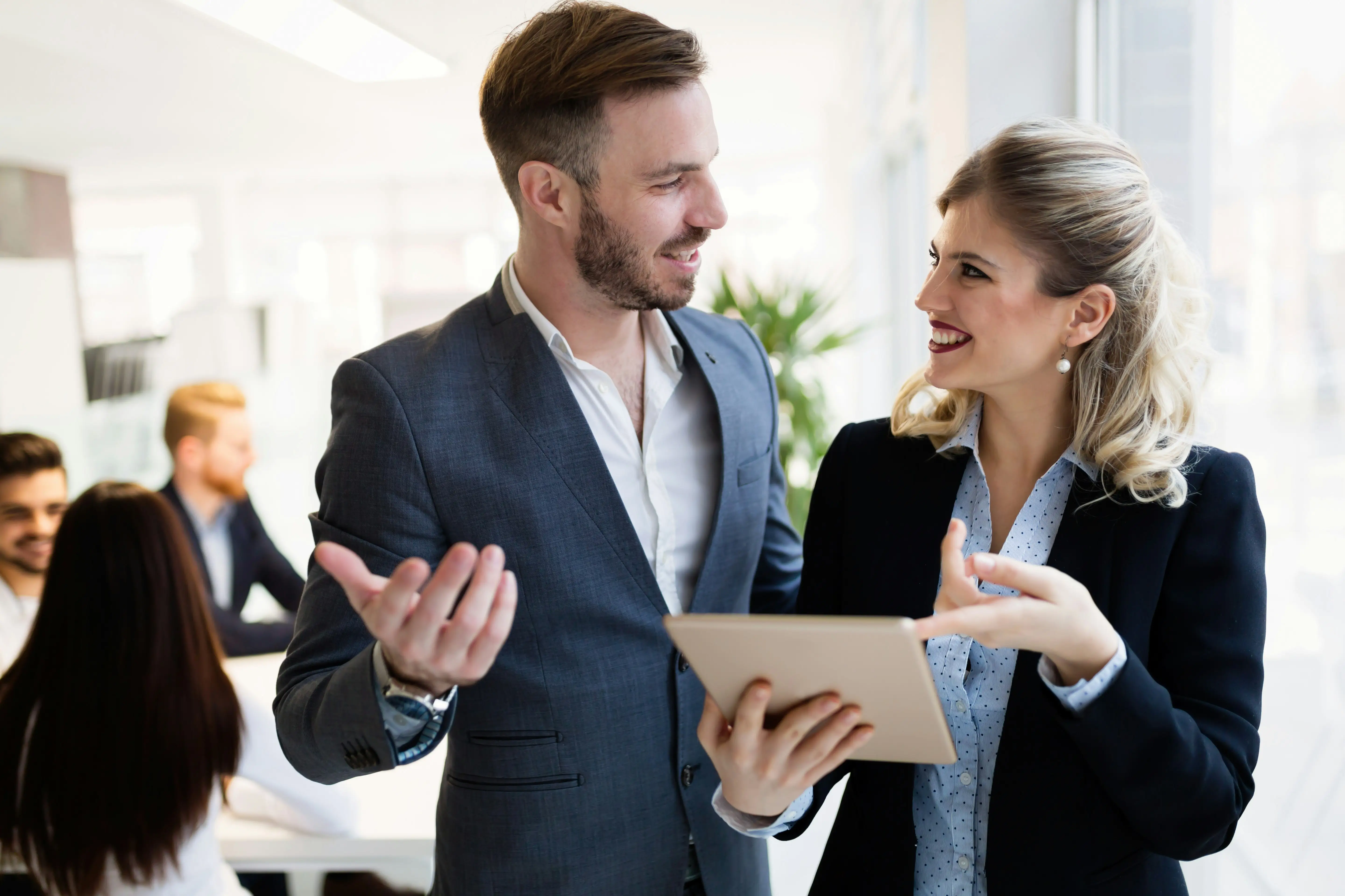 2-commerciaux-qui-discutent-d-un-logiciel-coaching-ia-commercial