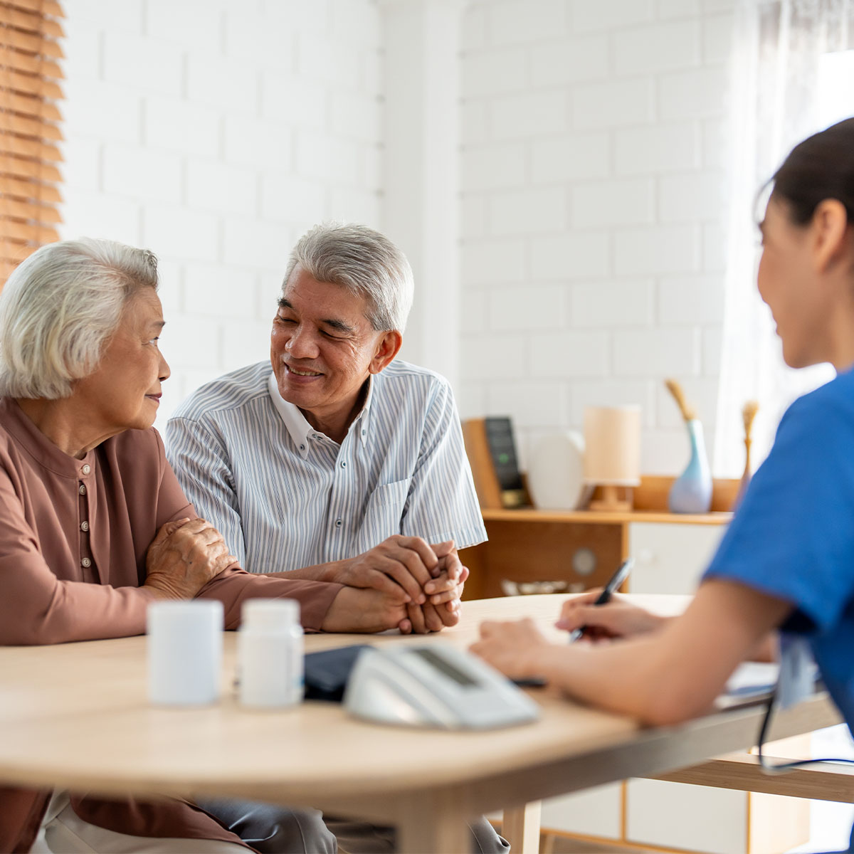 Seniorenpaar bei der Beratung.