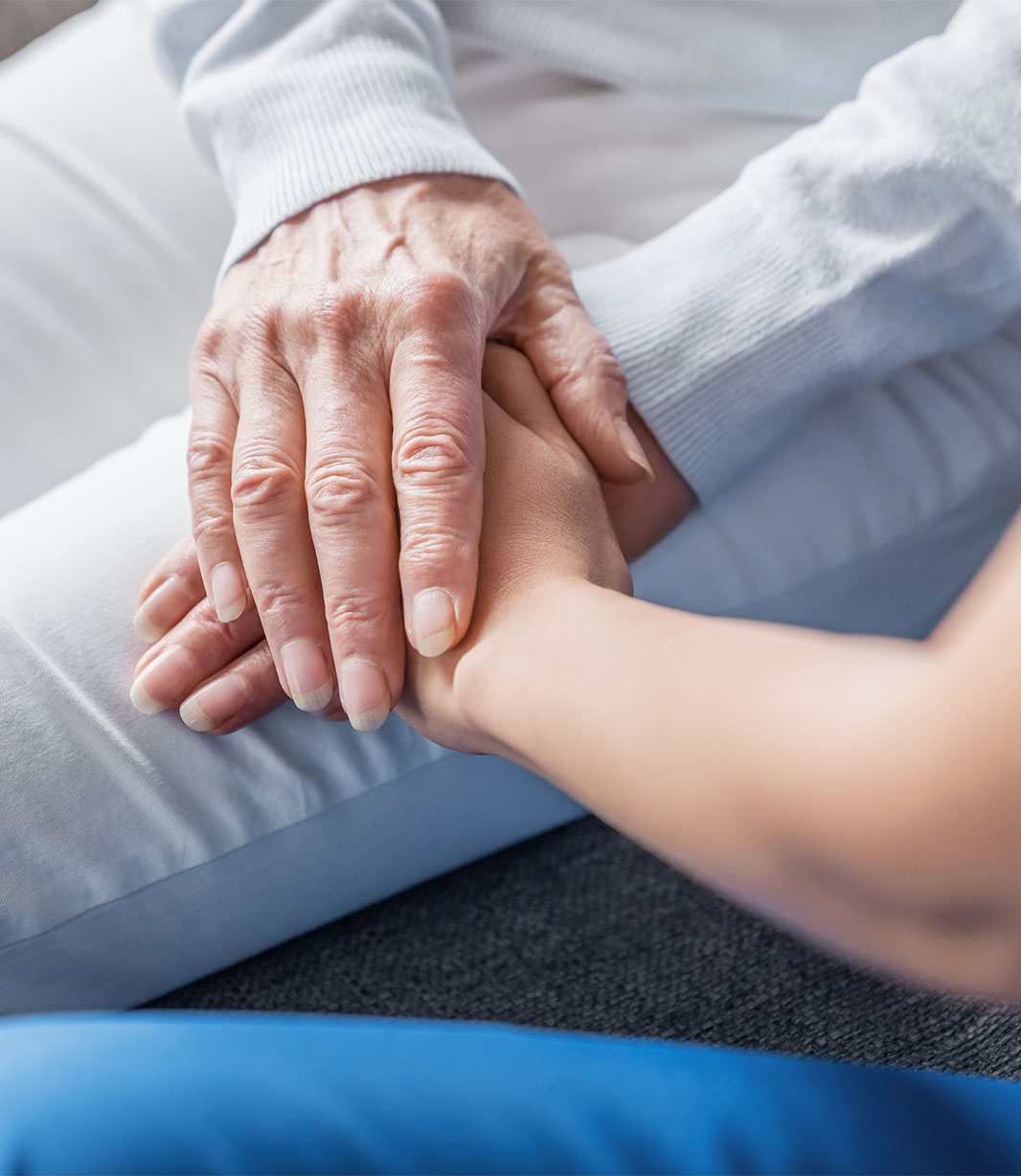 Alltagshilfe am Hand halten.