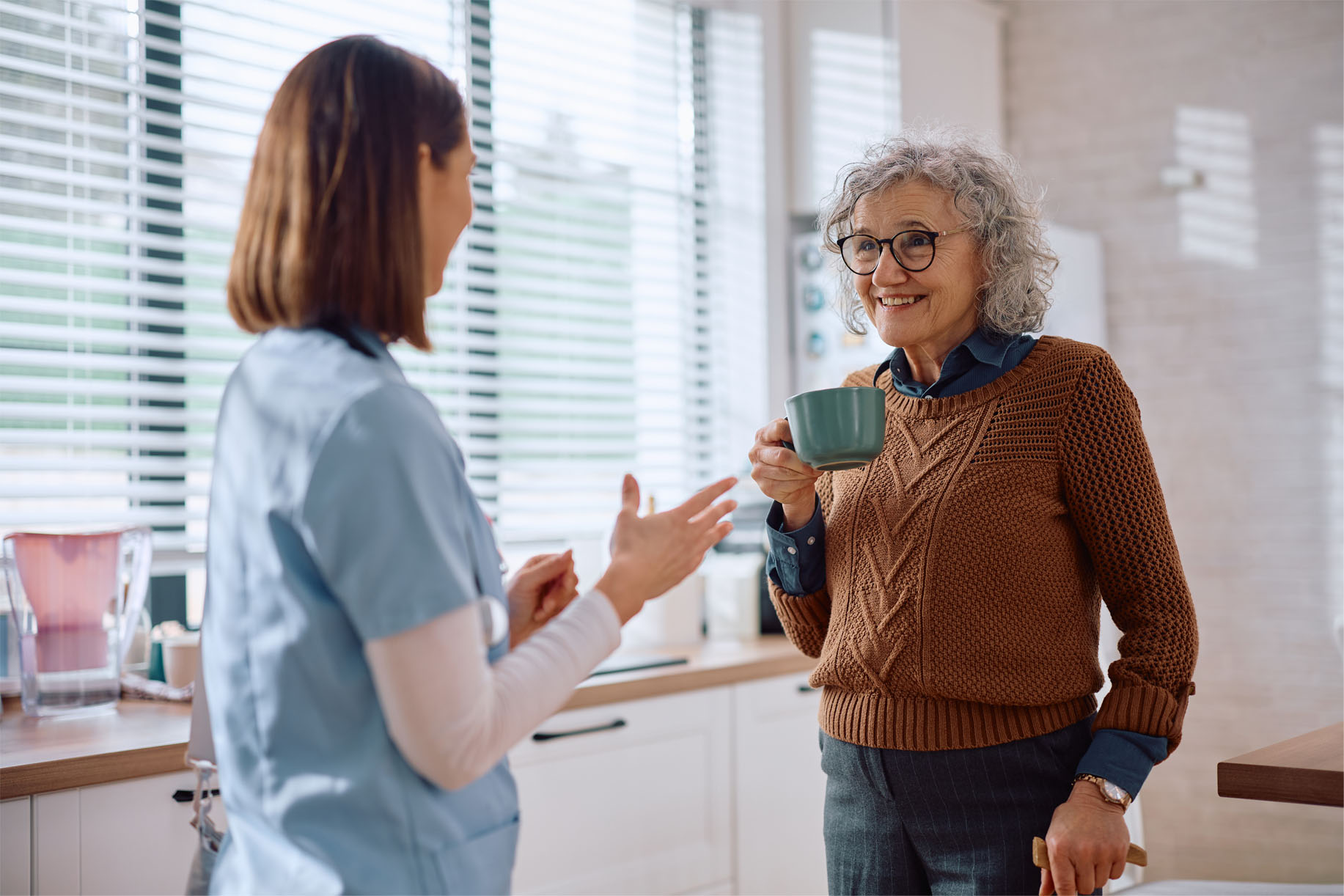 Alltagshilfe redet mit Senioren.