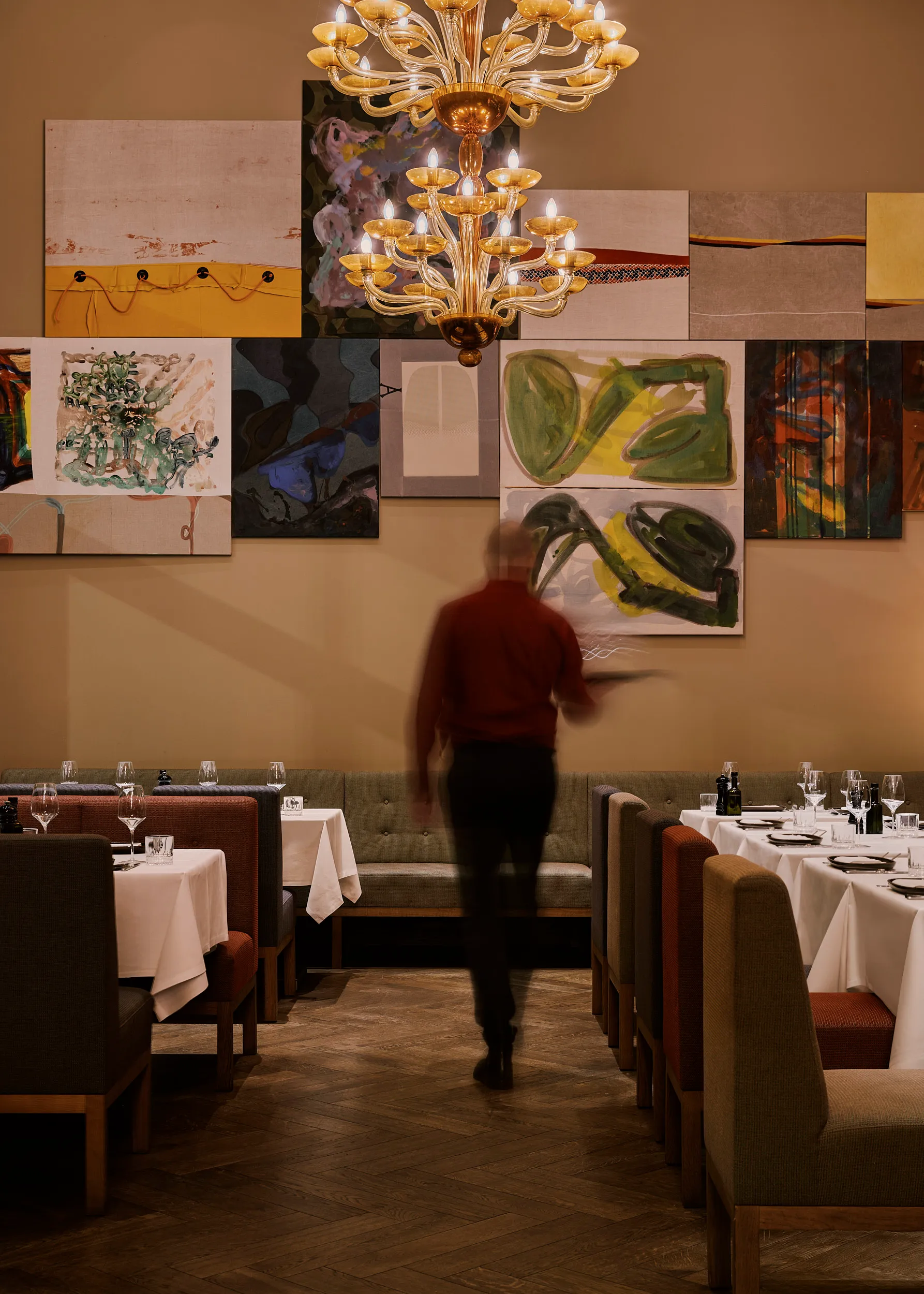 Kunstvoll gestalteter Gastraum mit Kronleuchter im Grill Royal Hamburg