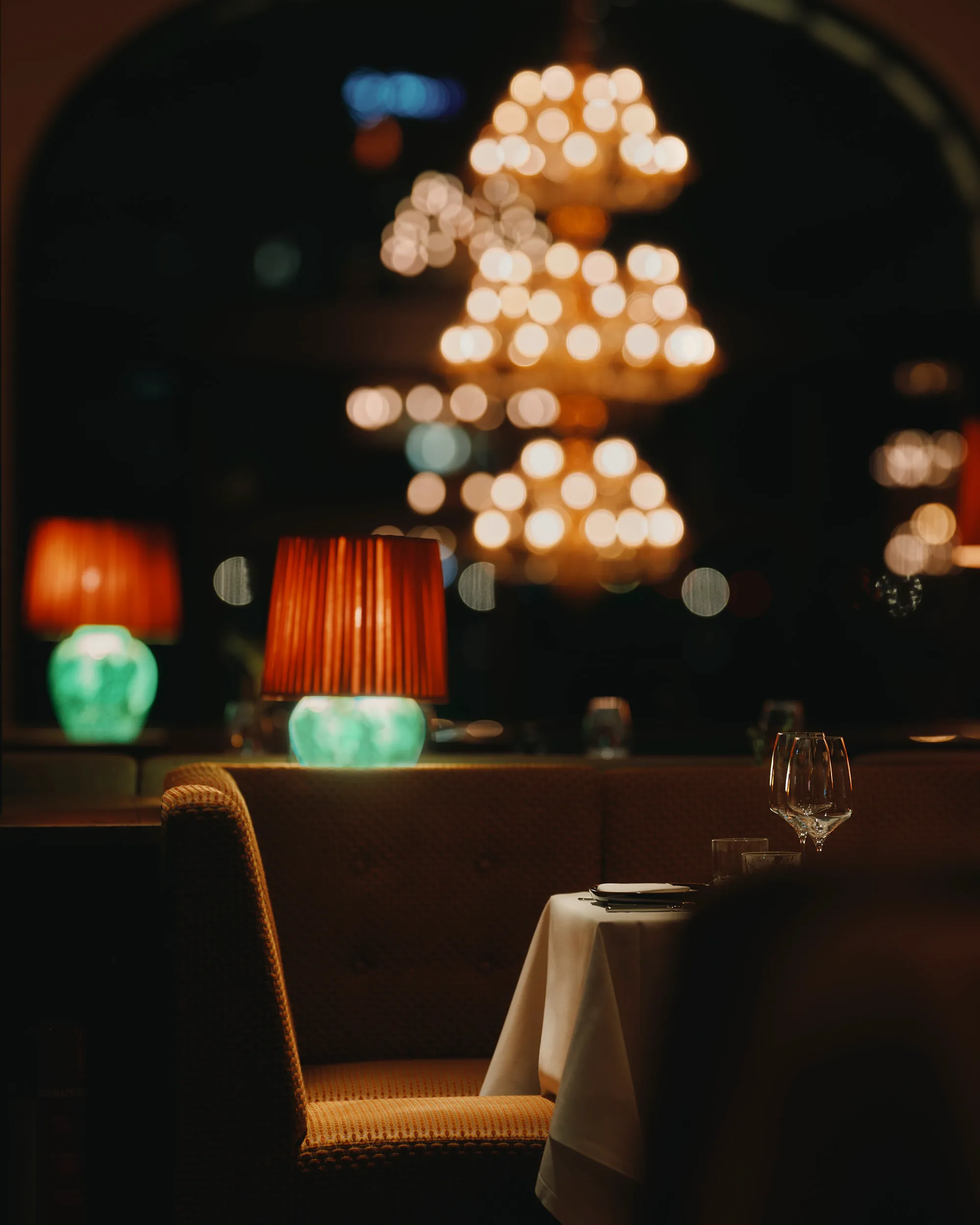 Stimmungsvoll gedeckter Tisch mit Leuchte im Grill Royal Hamburg