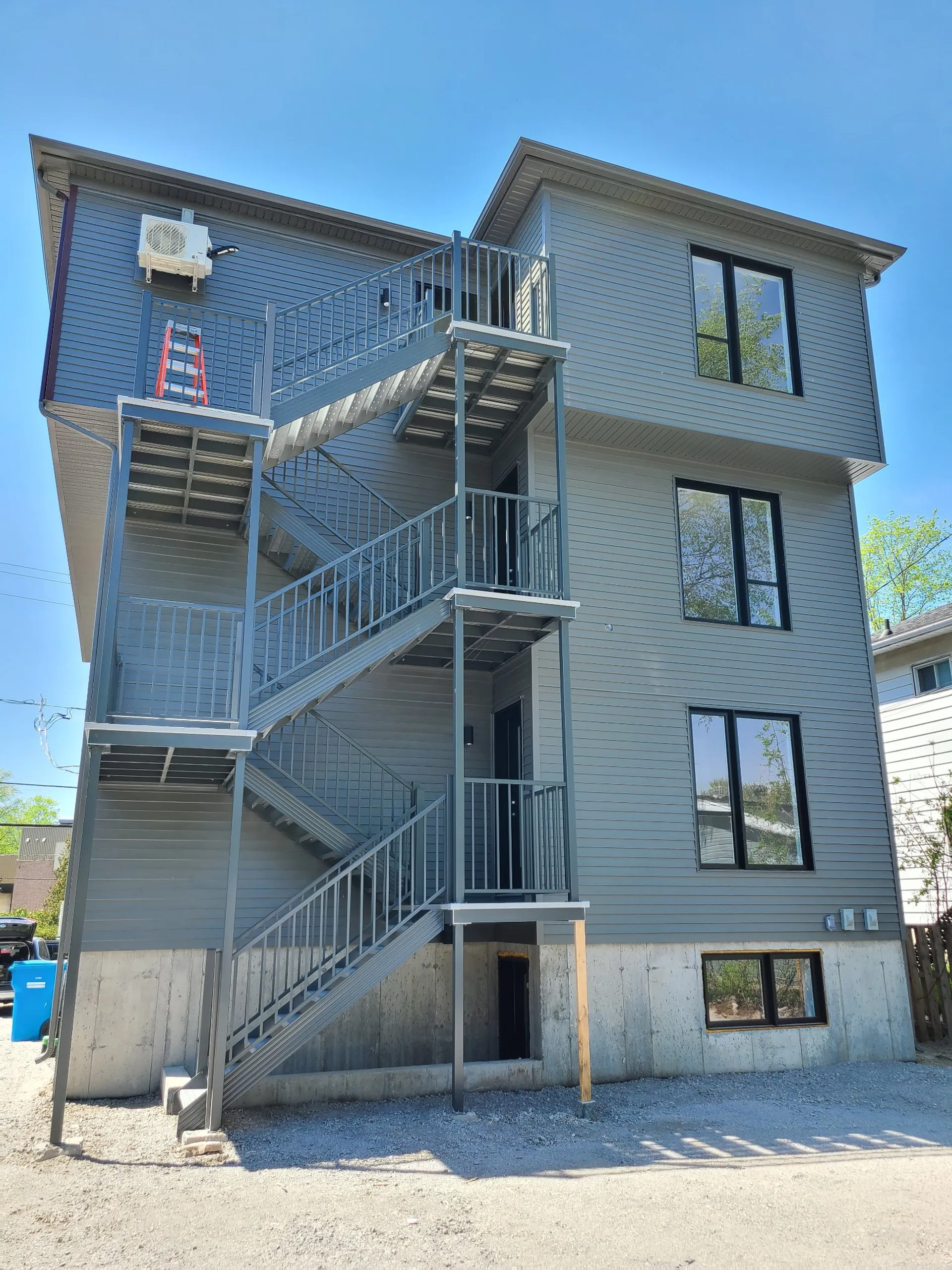 5 | 141 8E AVENUE