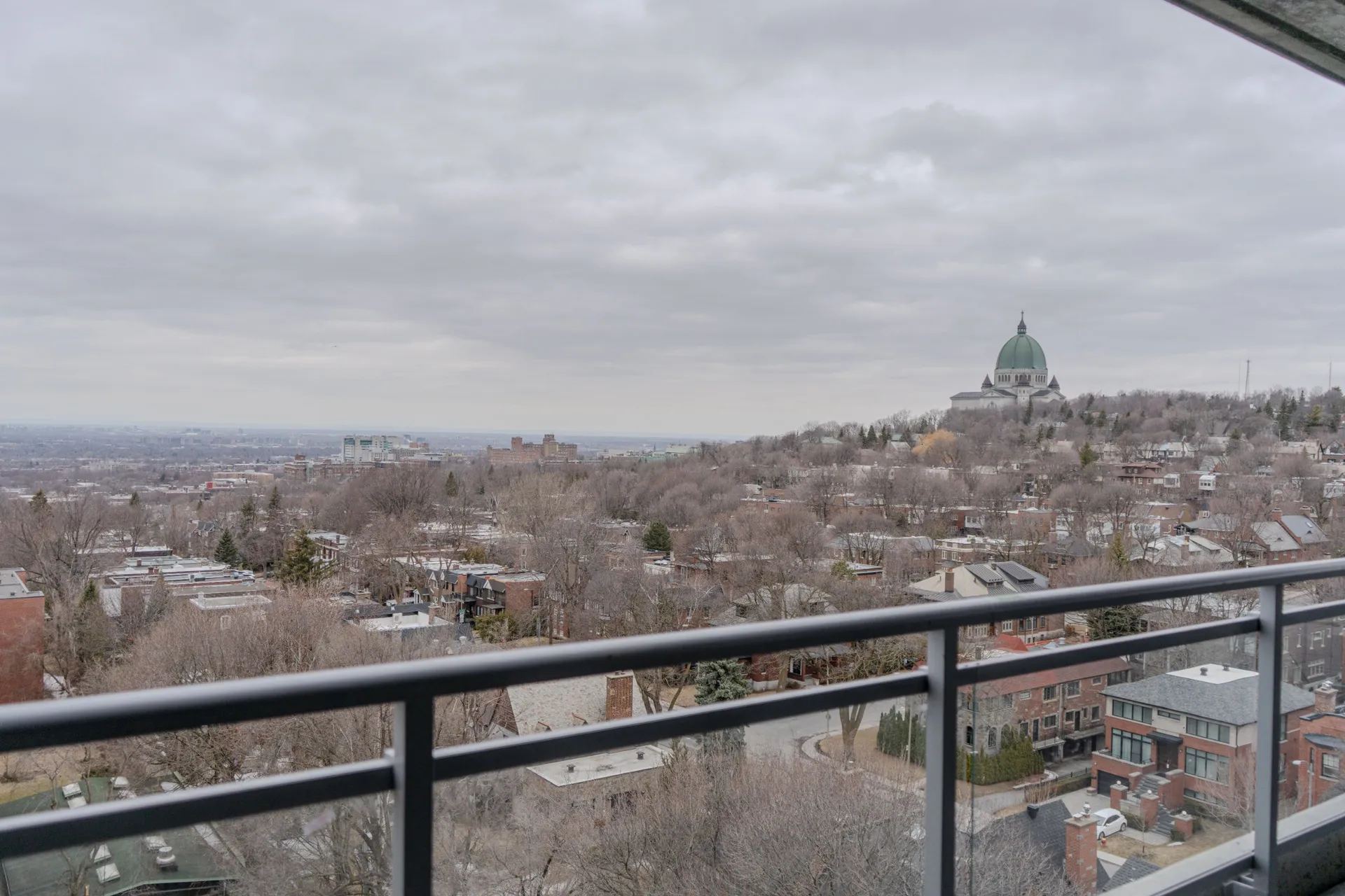 200 | 4845 Ch de la Côte-Saint-Luc