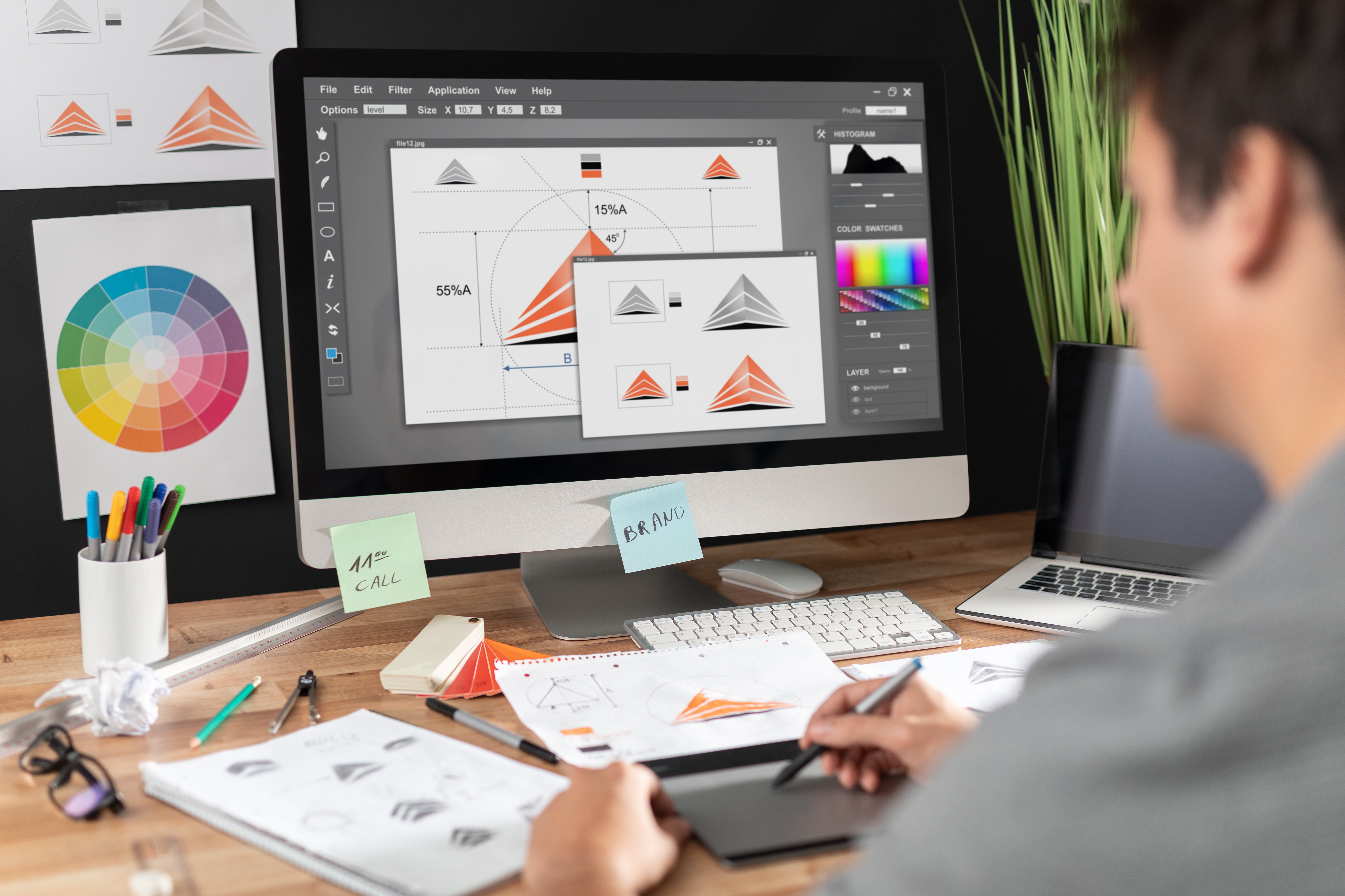 Designer graphique travaillant sur l'identité visuelle d'une marque
