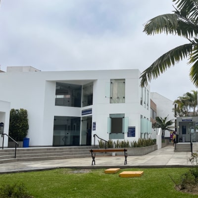 Edificio del campus PUCP donde se encuentra la Oficina de Iniciativas Estudiantiles.
