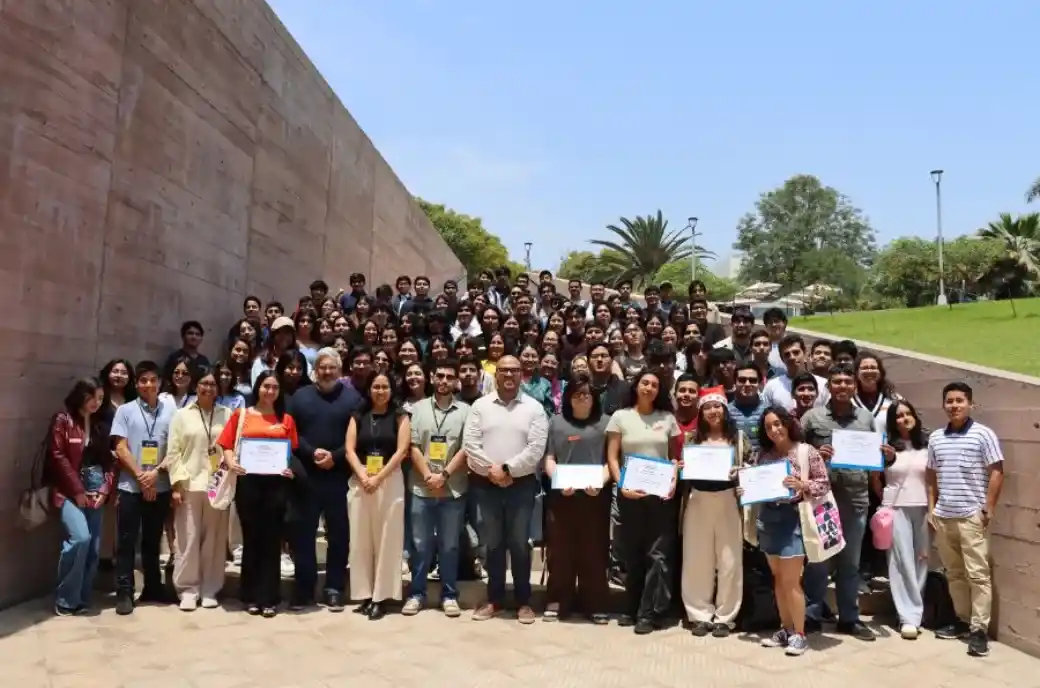 Grupo de estudiantes y docentes reunidos al aire libre durante la premiación Raíces.