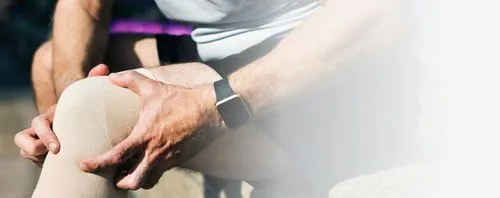 knee pain holding knee