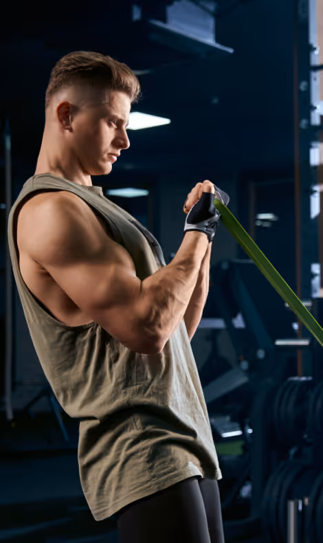 Man working out with resistance bands, improving strength and recovery with the support of EPAT shockwave therapy