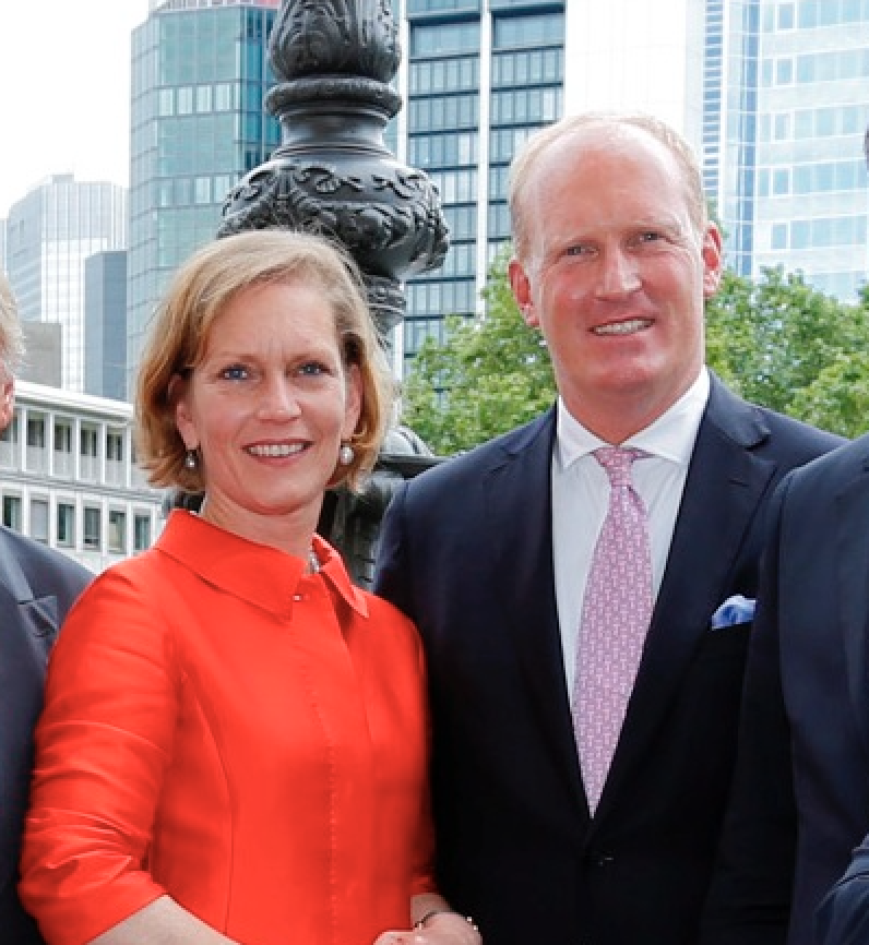 Arian Haack-Kurz und ihr Bruder Matthias Haack vor der Frankfurter Stadtkulisse.