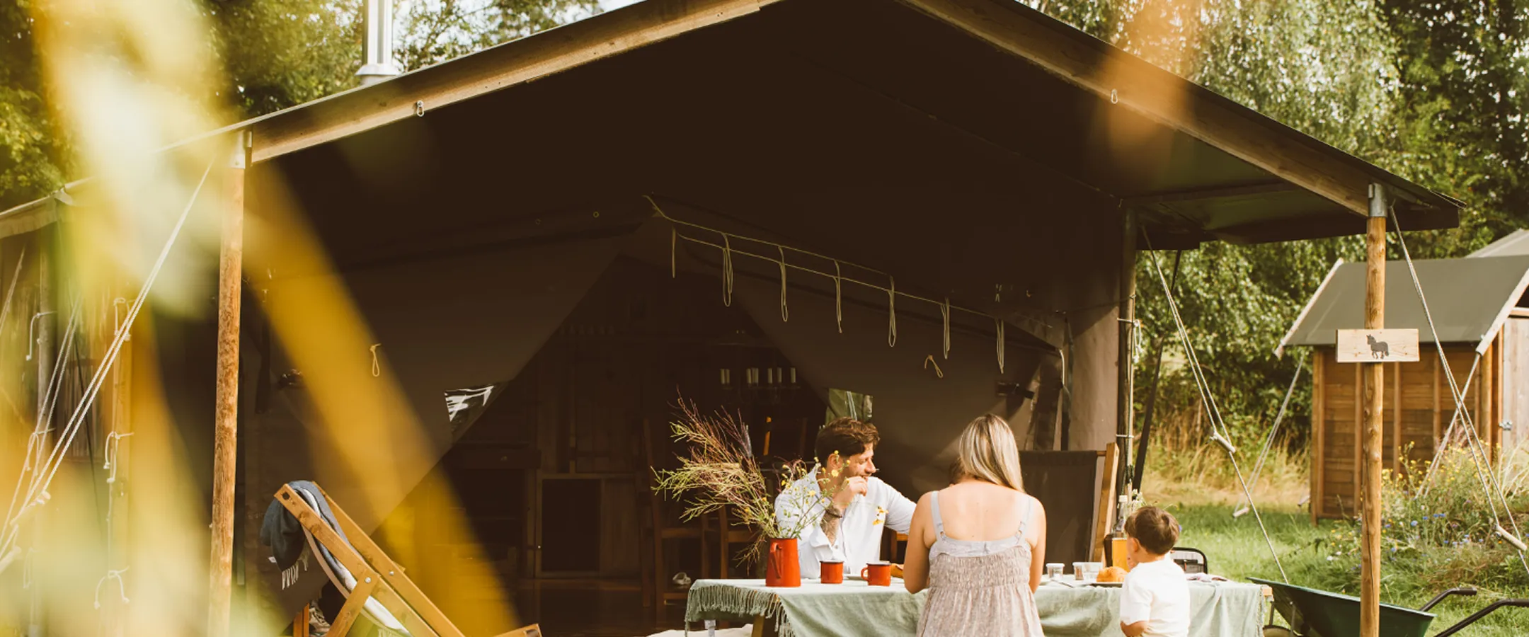 Famille déjeunant joyeusement dans un coin paisible