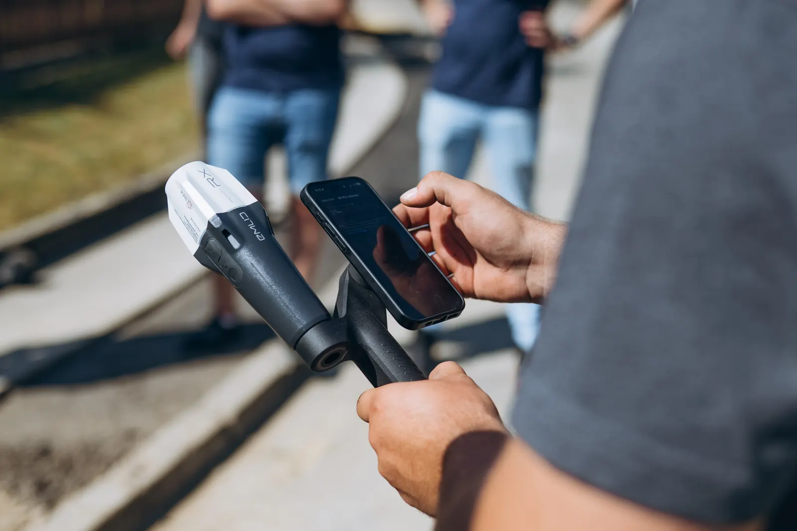 Handy mit GNSS-Empfänger am Handgriff beim 3D-Scan auf der Baustelle