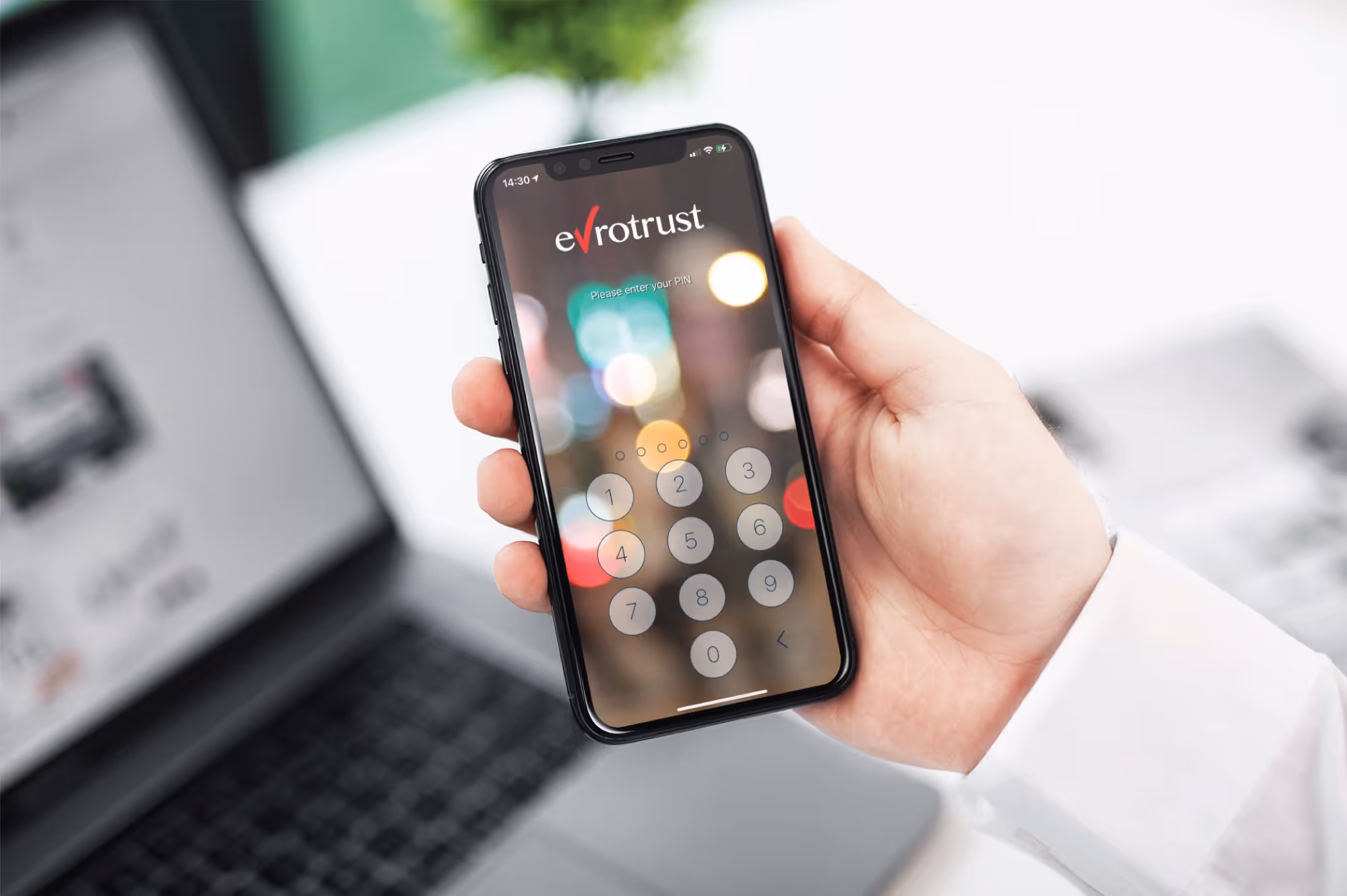 Ръка държи смартфон с отворено приложение ЕвроТръст, показващо екран за въвеждане на PIN код.