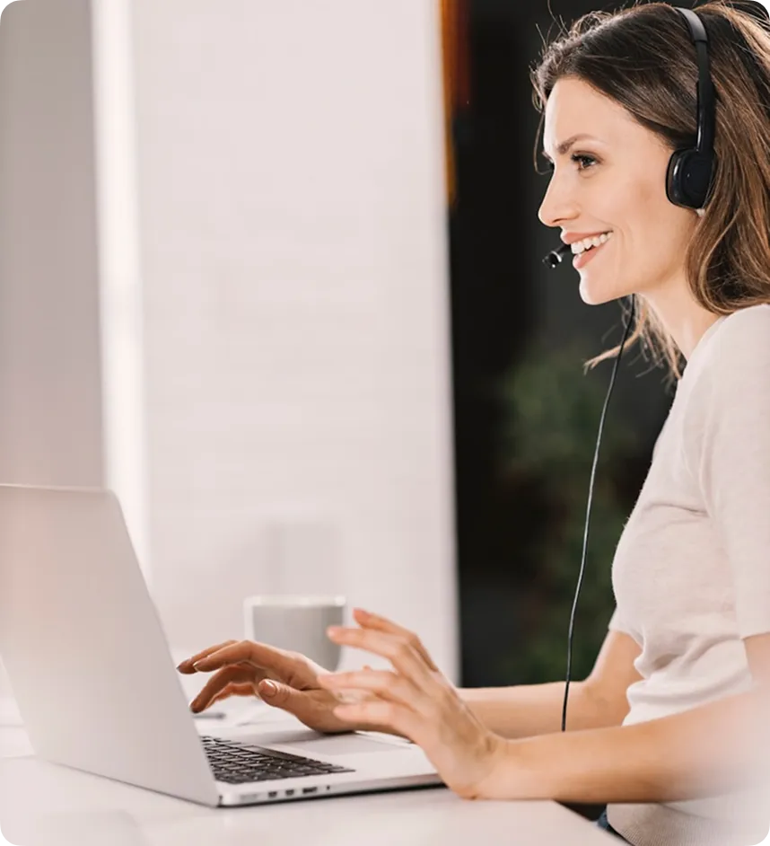 Assistante audioprothésiste au travail