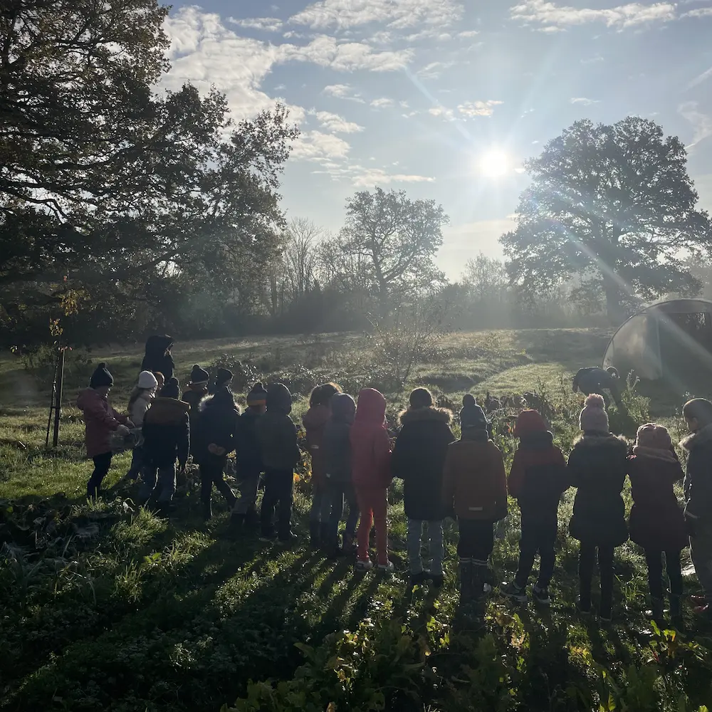 Groupe d'enfant en atelier jardin
