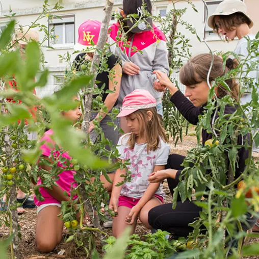 Virginie, entourée d'enfants lors d'un atelier