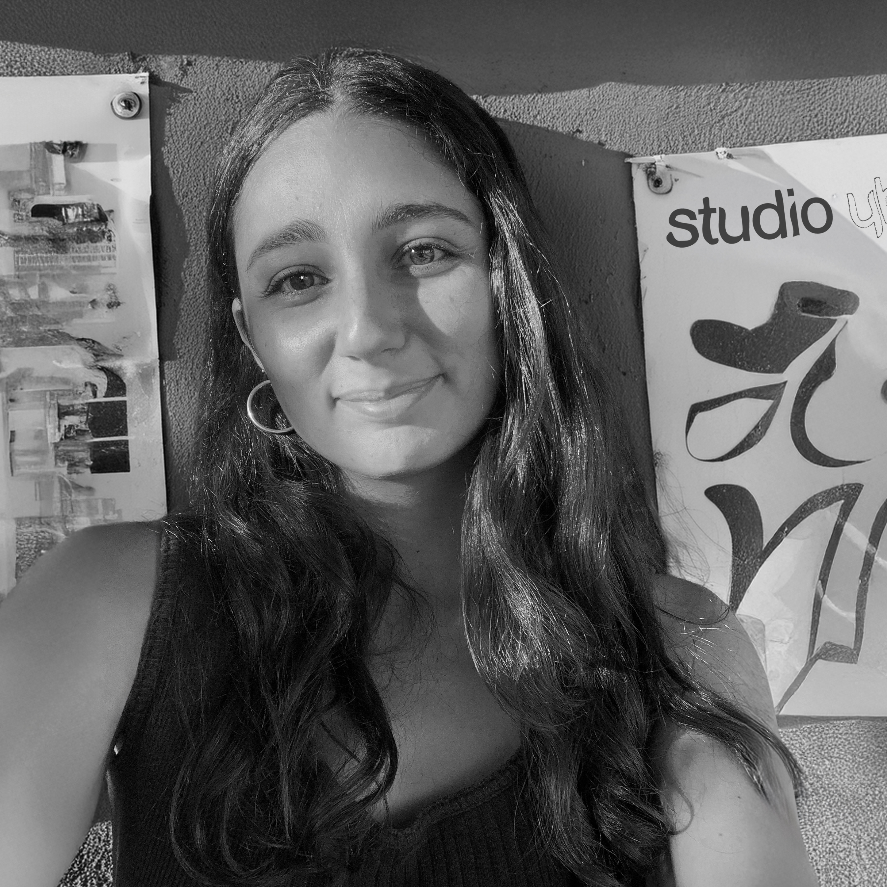 portrait de sarah, graphiste et experte en communicationx