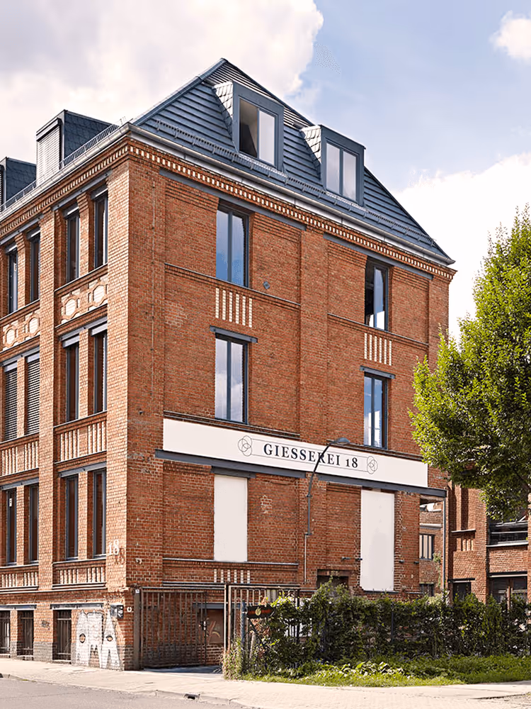 Bild Eckgebäude aus rotem Backstein mit großen Fenstern und Beschilderung "Giesserei 18" unter dem Dachgeschoss.