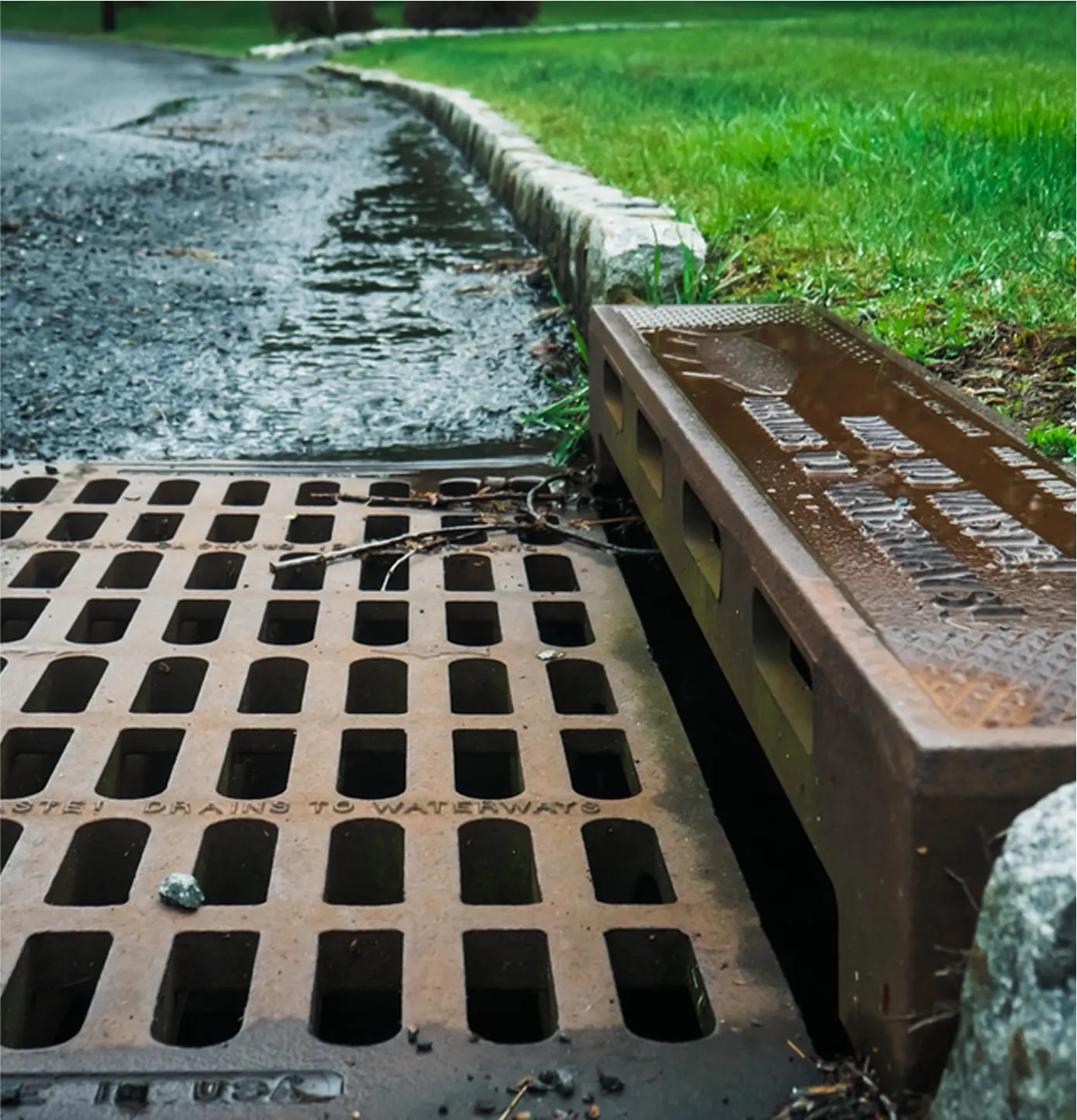 Commercial parking lot storm drain grate for runoff control