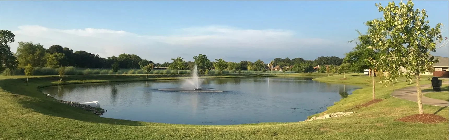 Bio-retention basin with sloped soil wall and erosion-control vegetation