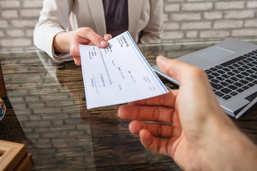 Salary of employees - How to discuss pay with your employees | peopleHum