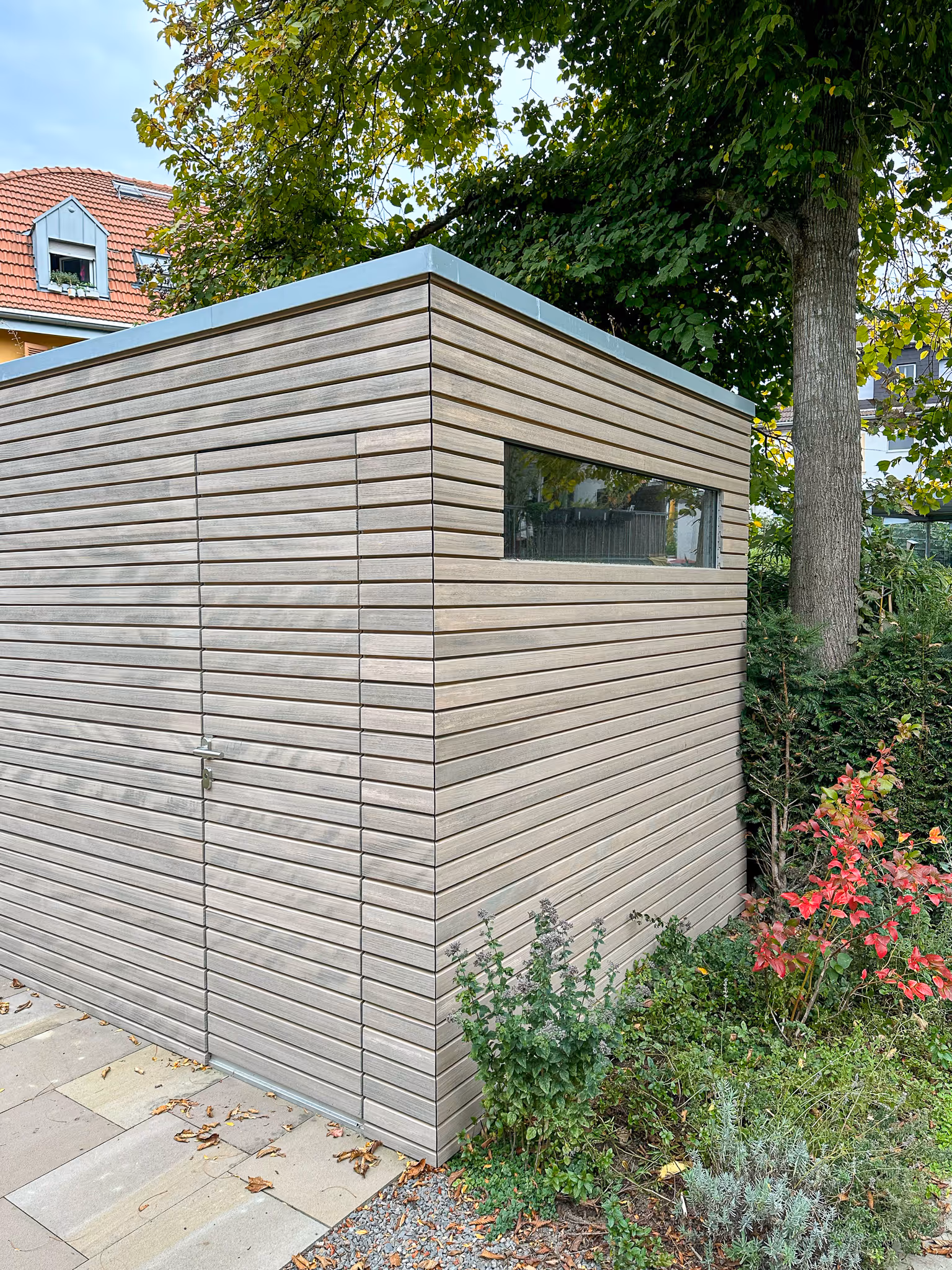 Außensauna mit graulasierten Rhombusleisten aus Weißtanne – moderne Gartensauna in elegantem Design