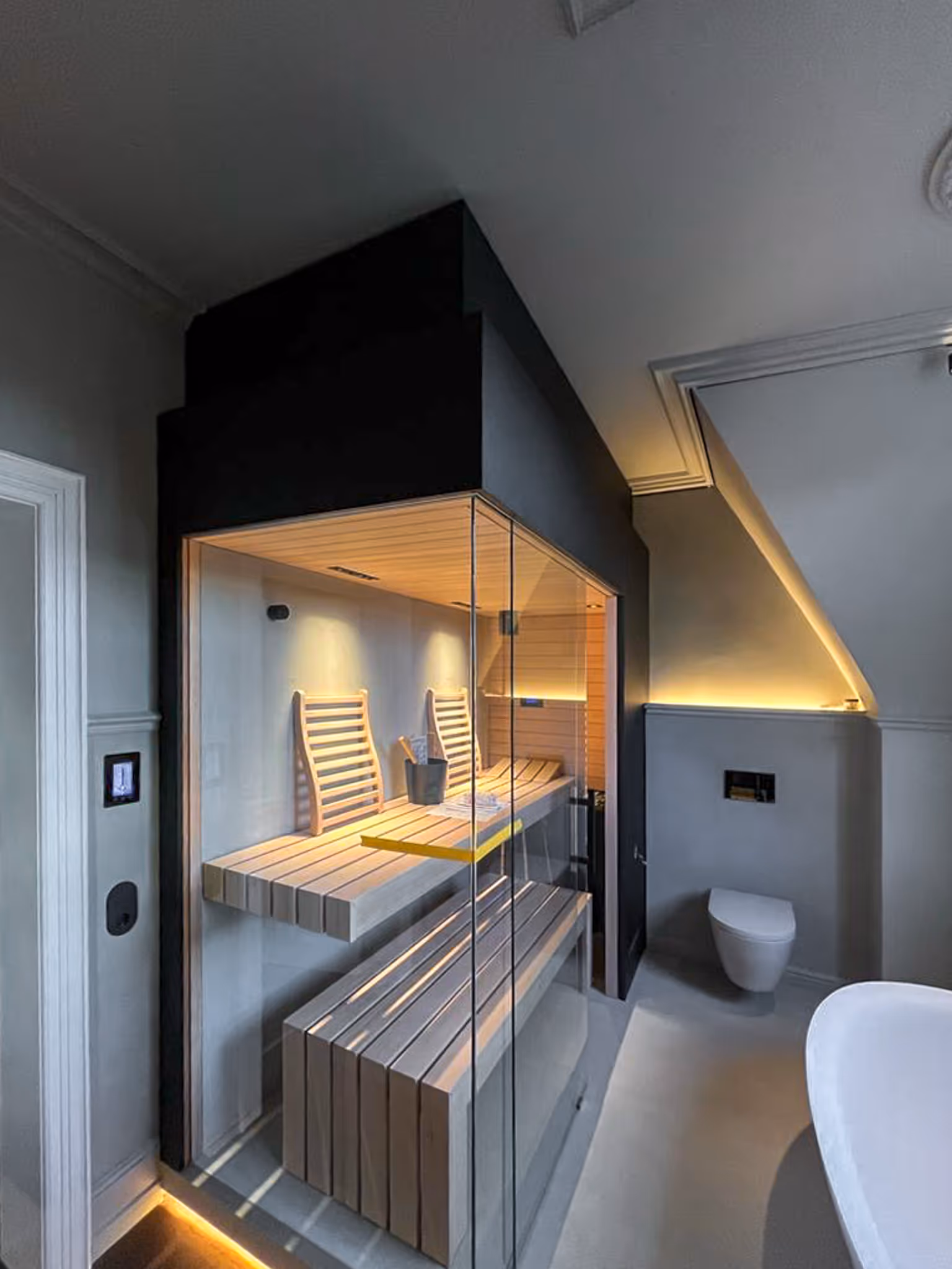 Innensauna mit schwarzer Verkleidung und modernem Design – exklusive finnische Sauna für Zuhause