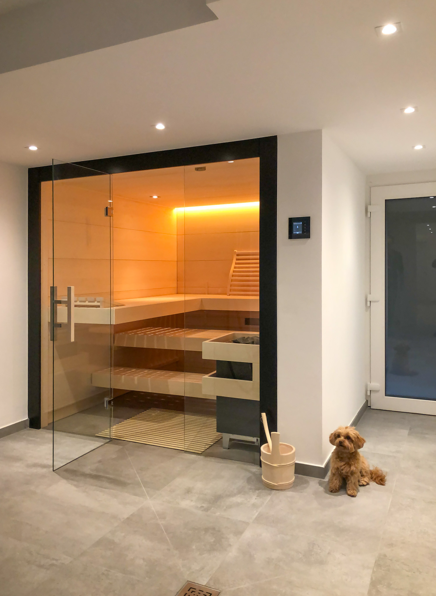 Innensauna aus Espe mit großzügiger Glasfront – moderne finnische Sauna für Zuhause
