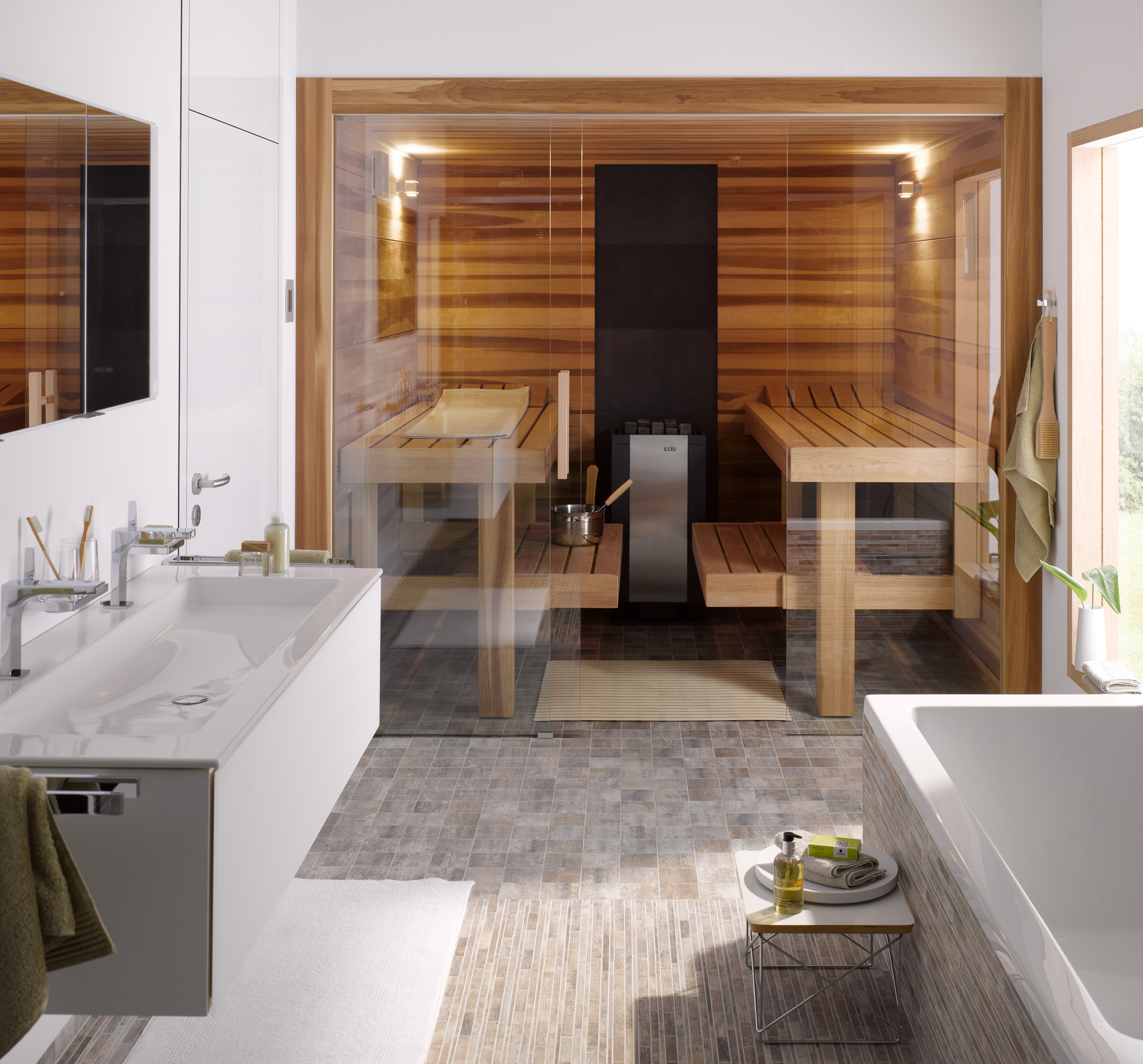 Innensauna mit verschiebbaren Thermo-Espe-Bänken und Glasfront – moderne Sauna nach Maß