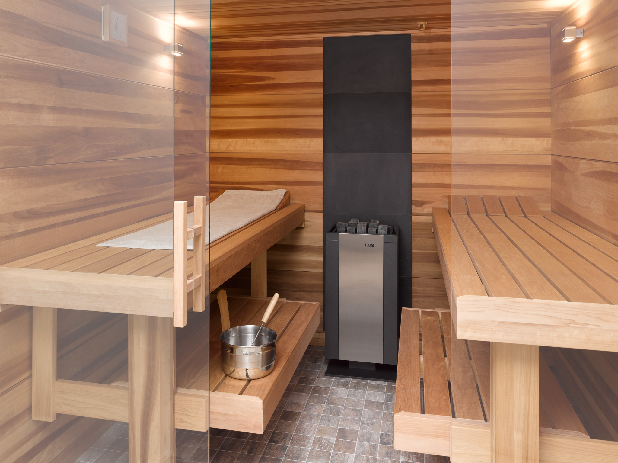 Innensauna mit verschiebbaren Thermo-Espe-Bänken und Glasfront – moderne Sauna nach Maß