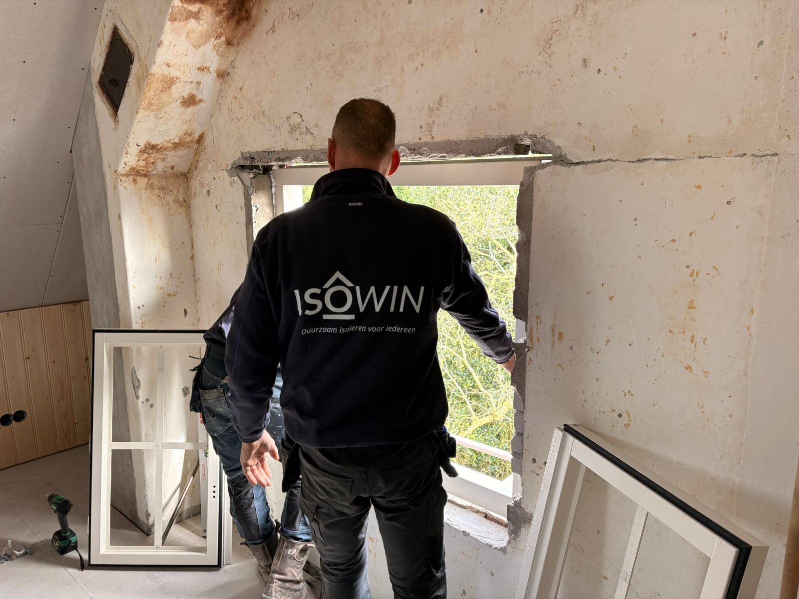 IsoWin medewerker bij een woning