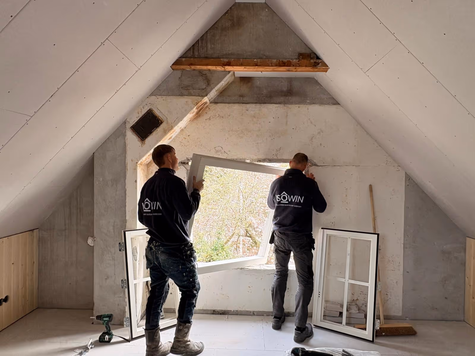 IsoWin vakmensen aan het werk bij een woning
