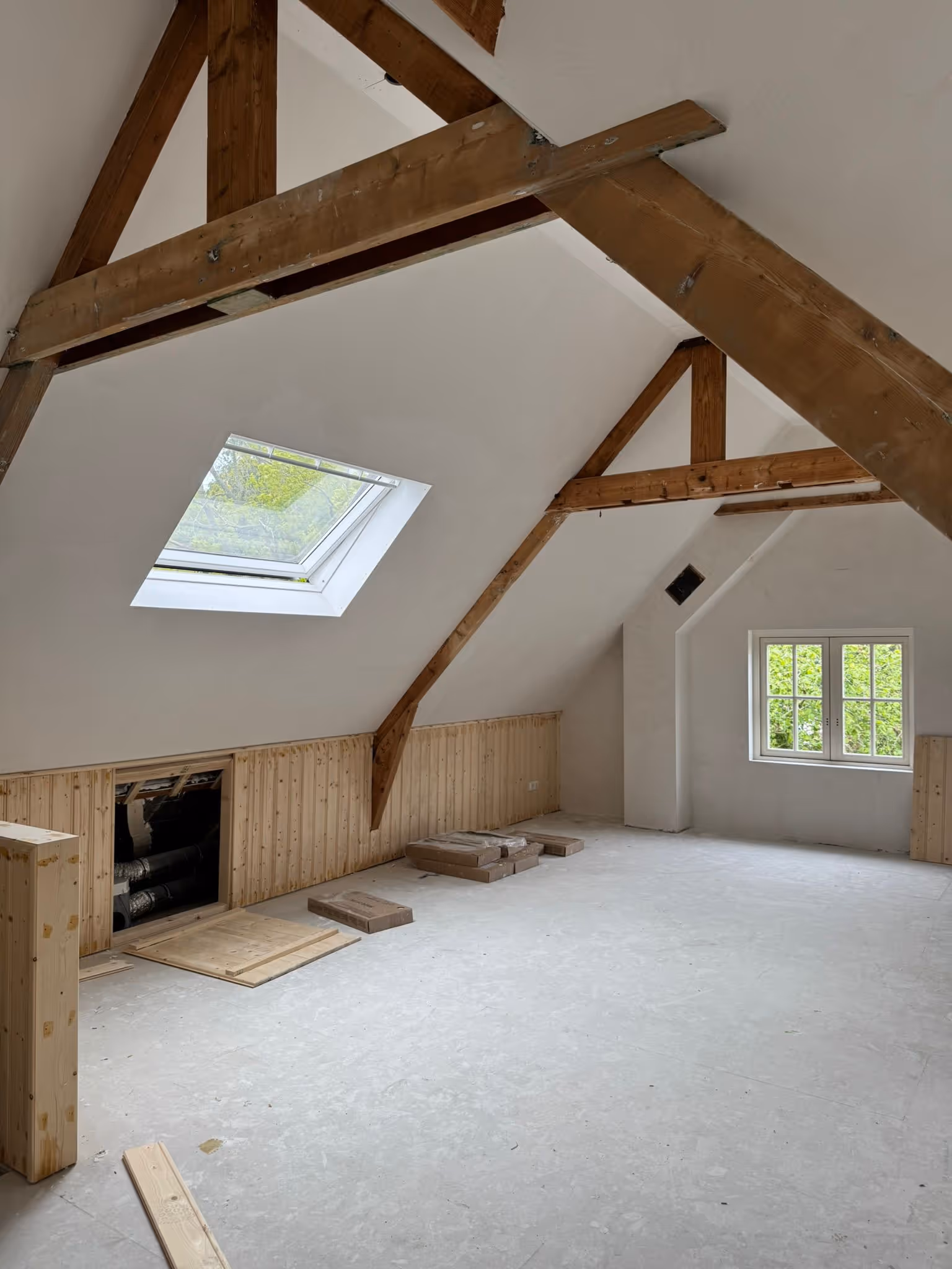 Zolder na het stucwerk en de afwerking