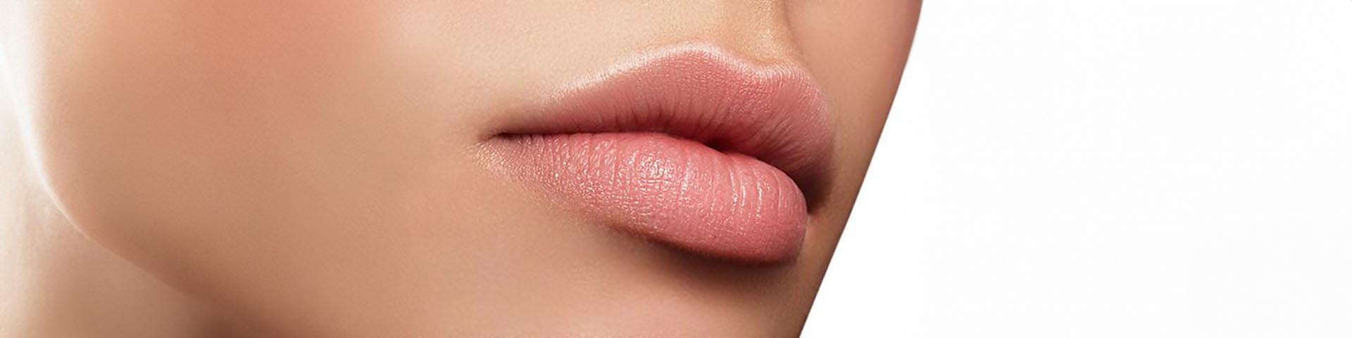 Et nærbilde av en kvinne med fyldige, vakre lepper.