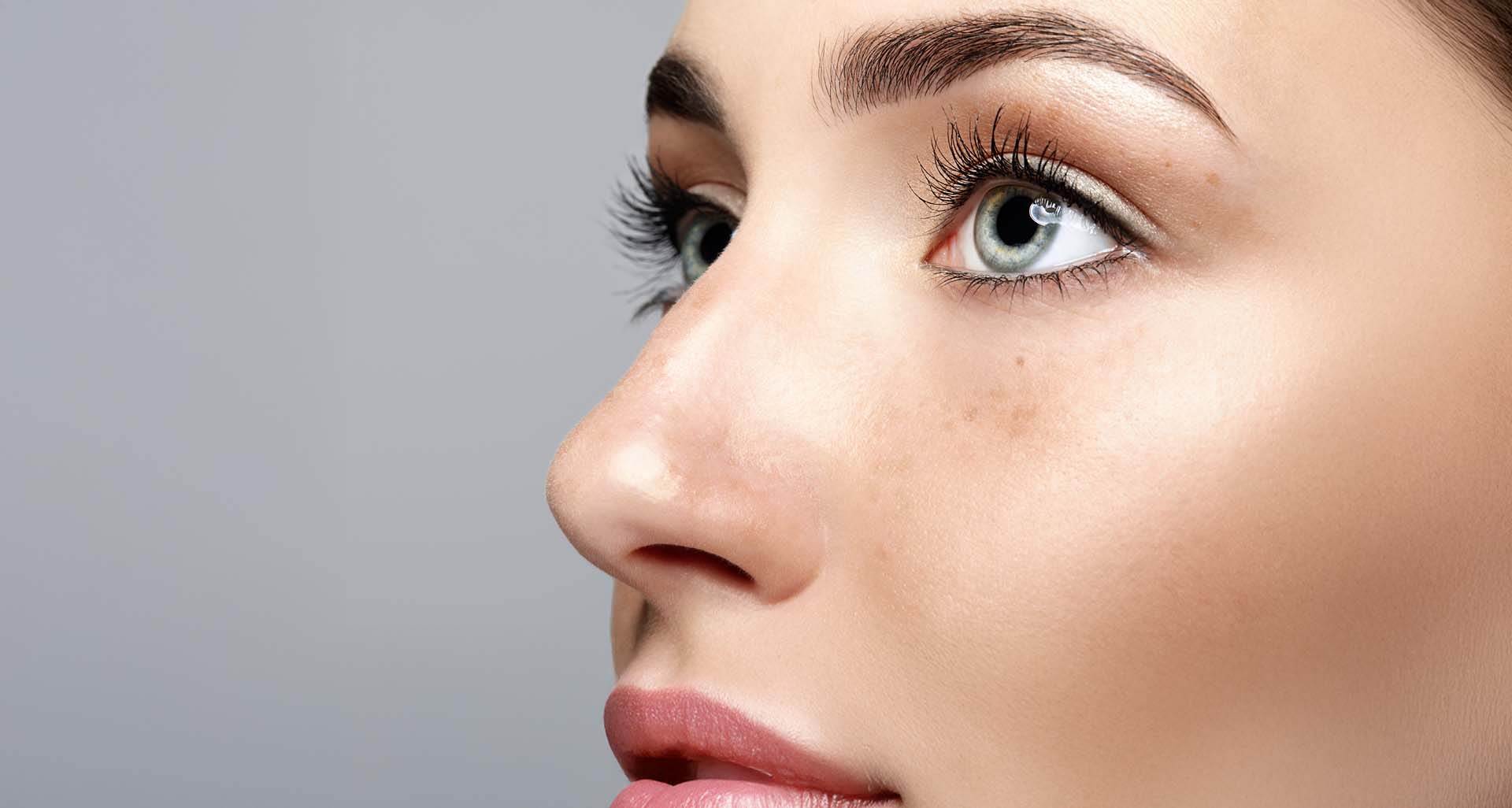 En kvinne med en liten og rett nese etter at hun har fått nesekorreksjon.