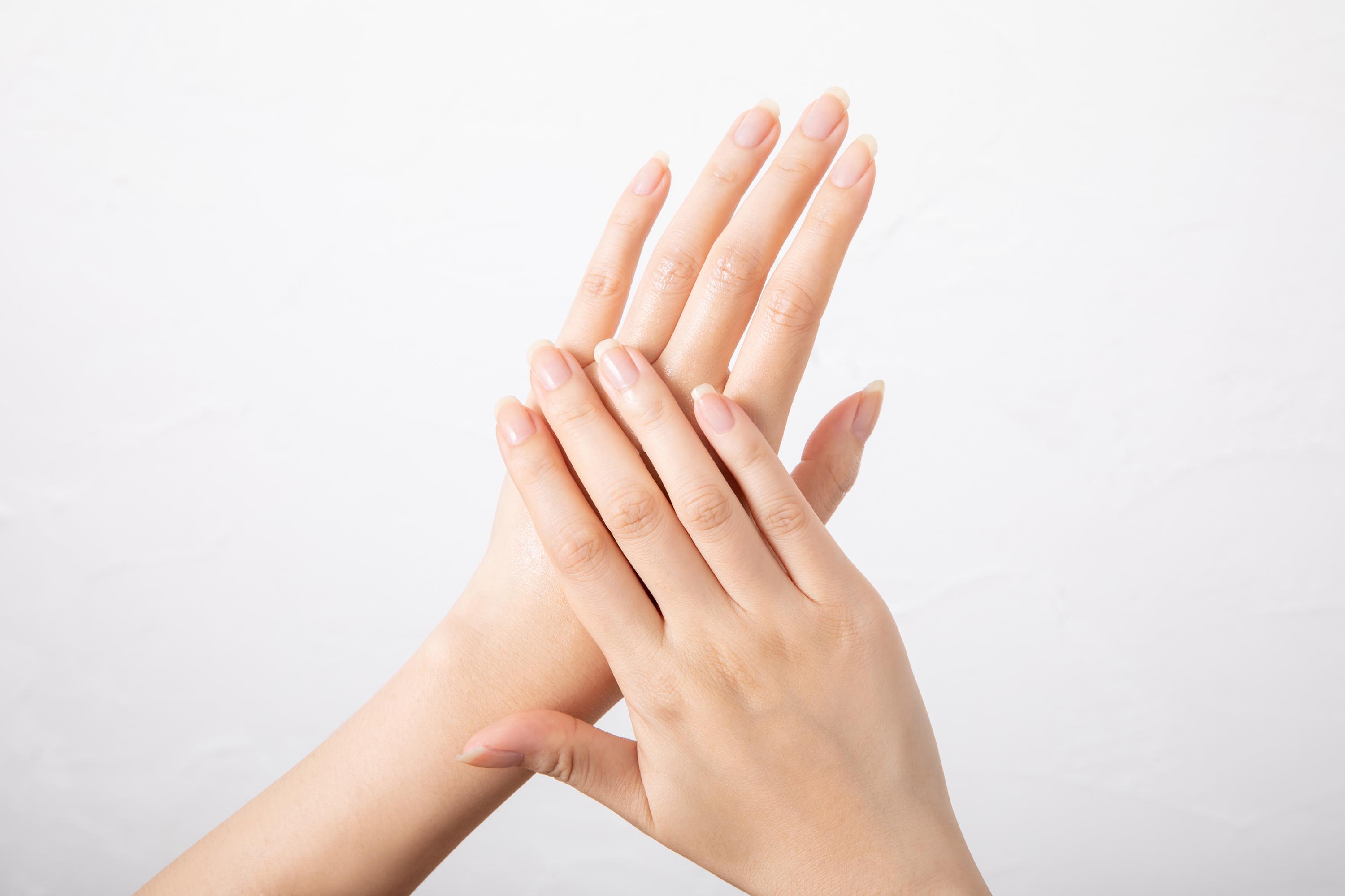 Et nærbilde av en kvinne med tørr hud i ansiktet.