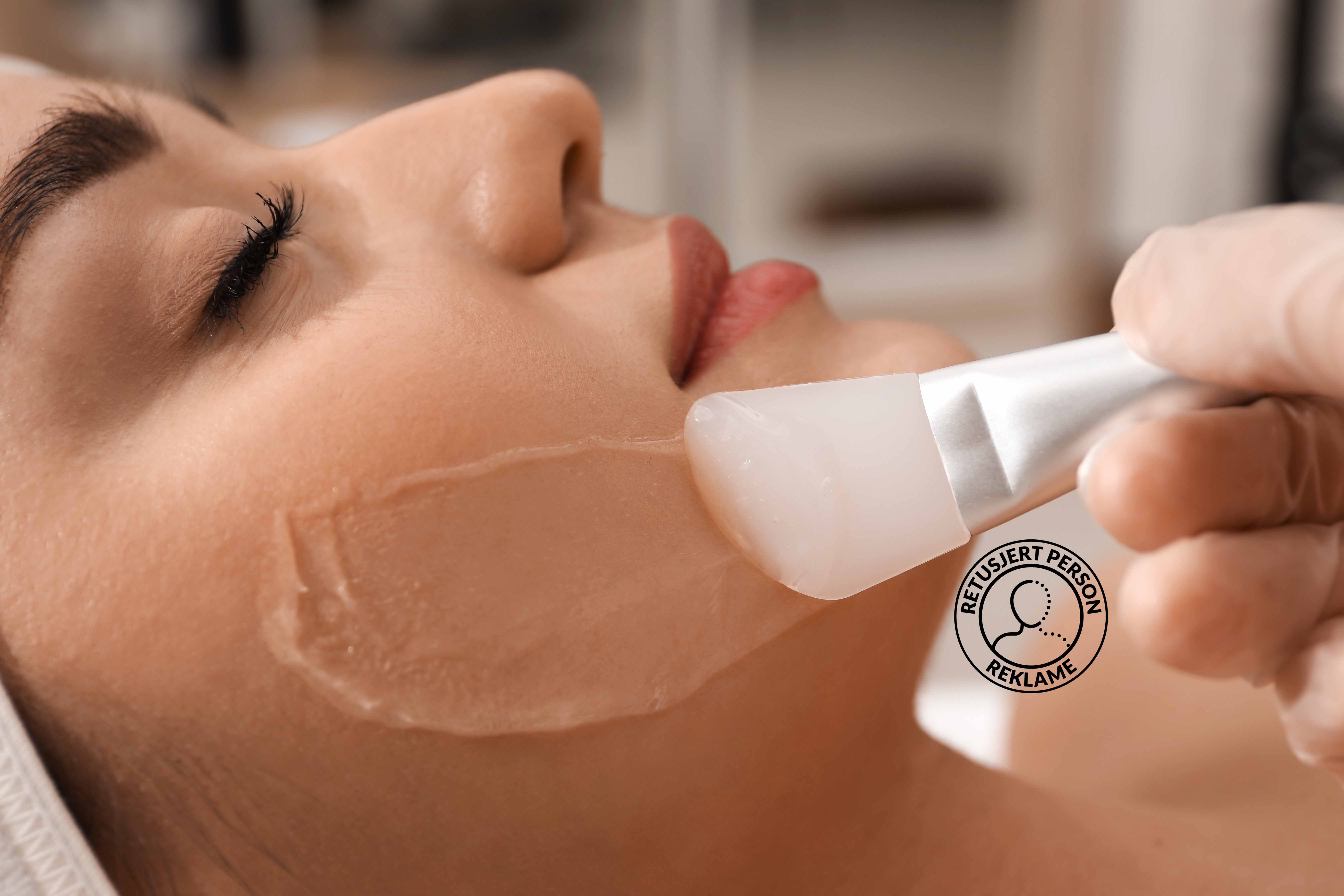 Kvinne får påført ansiktsmaske med laksesperm-ekstrakt for å forbedre hudens struktur og glød.