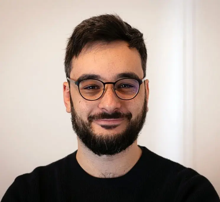 Photo en portrait d'Alexandre Mico, CEO et fondateur de L'Initiative, Maître de Jeu expert en médiation ludique.