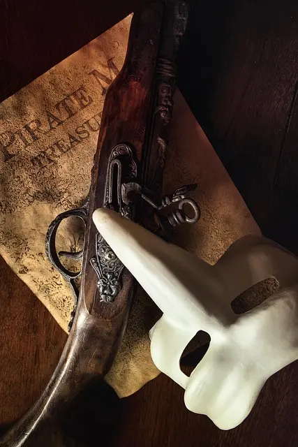 Masque vénitien, pistolet de pirate et carte au trésor, illustrant les accessoires d'ambiance de Jeu de Rôle.