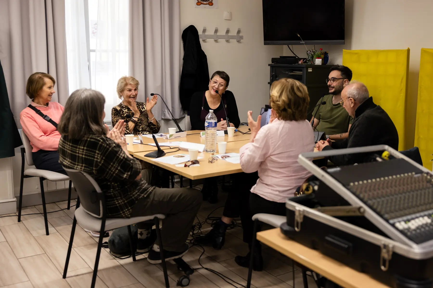 Seniors et Maître de Jeu en JdR : une dame applaudit, illustrant la réussite et l'épanouissement.