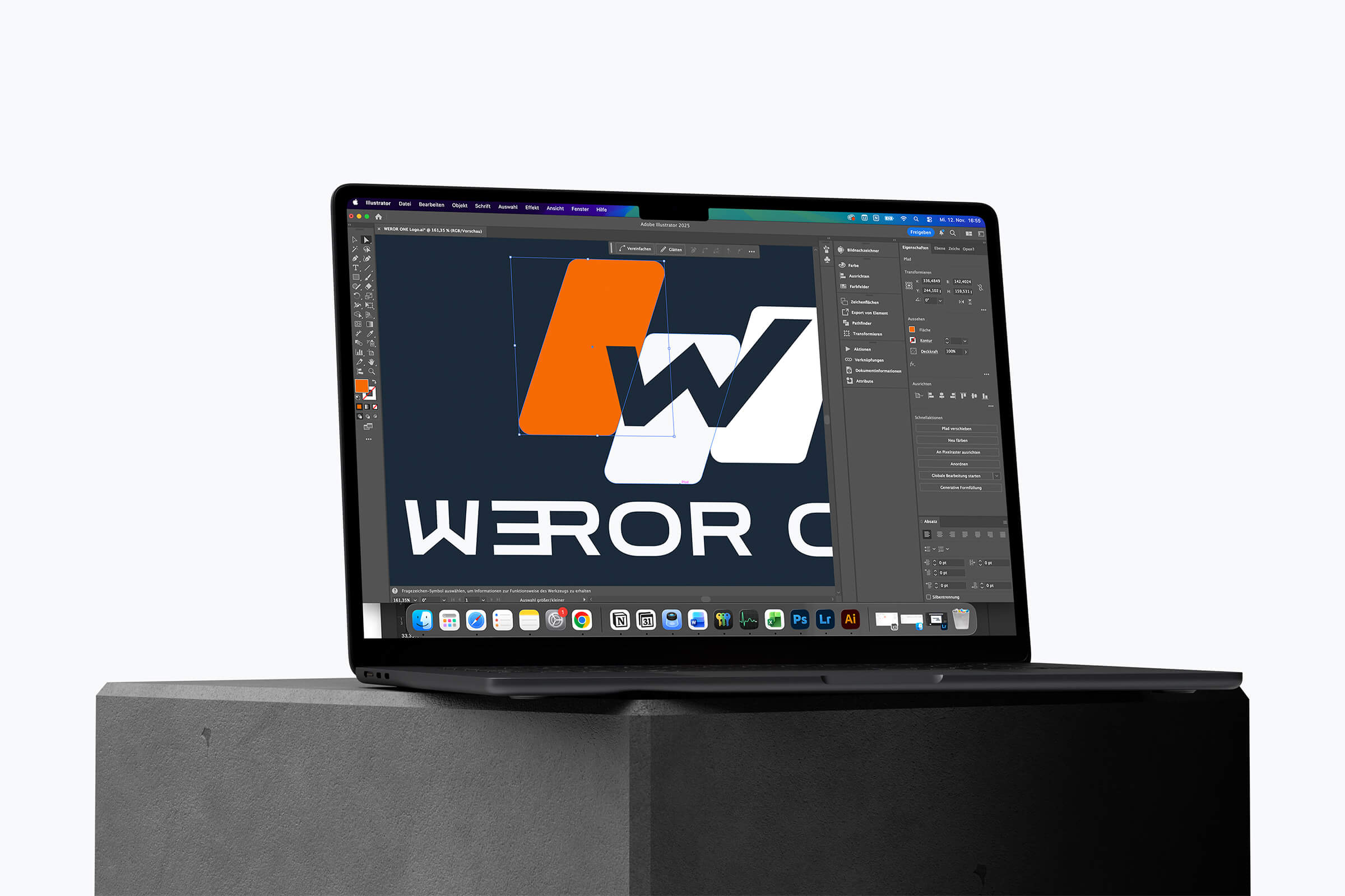 Laptop auf grauem Podest mit geöffnetem Adobe Illustrator, das ein orange-weißes Logo mit dem Schriftzug WEROR anzeigt.