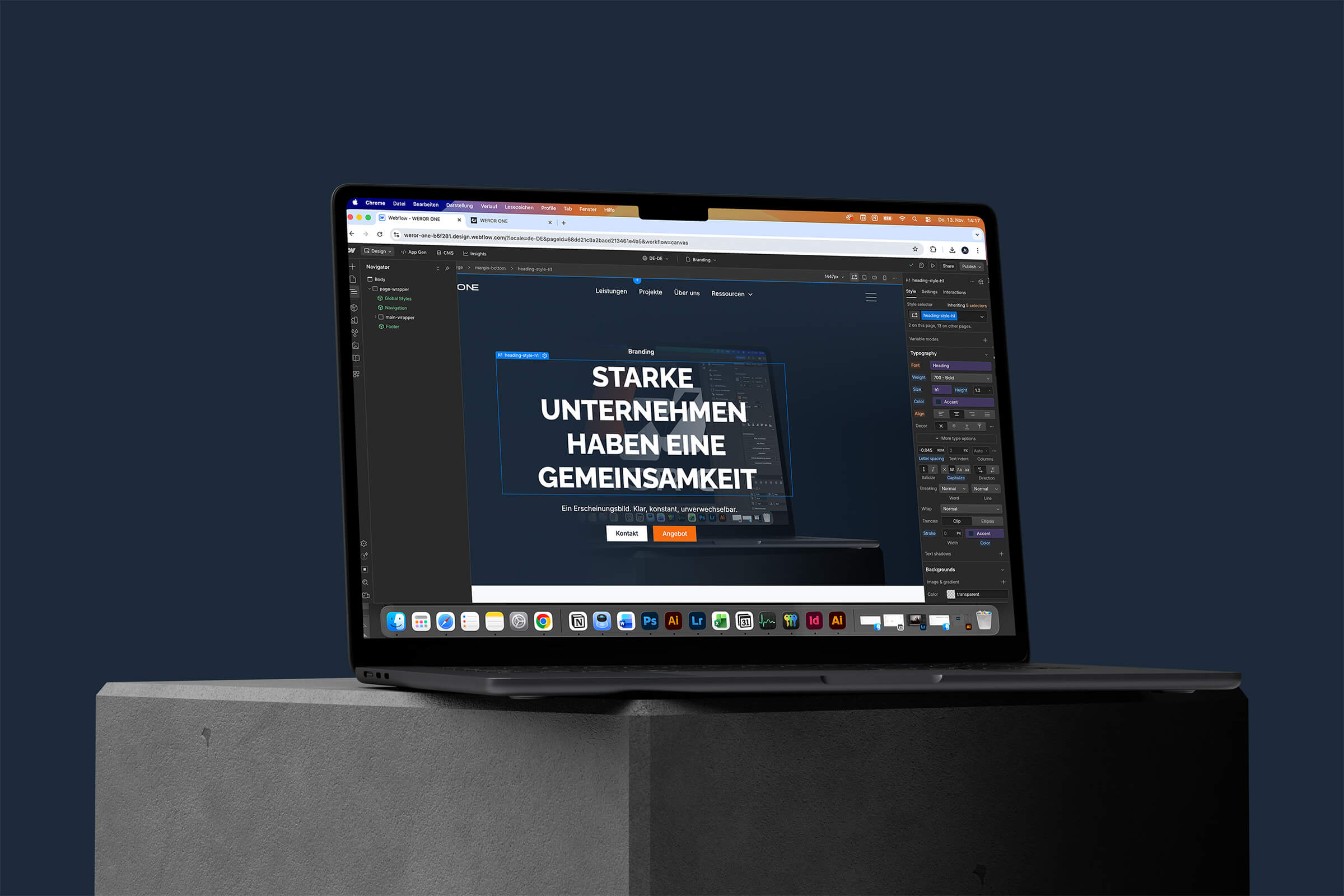 Auf einem grauen Podest steht ein aufklappbarer Laptop mit einer Webdesign-Seite, die die deutsche Überschrift 'Starke Unternehmen haben eine Gemeinsamkeit' zeigt.