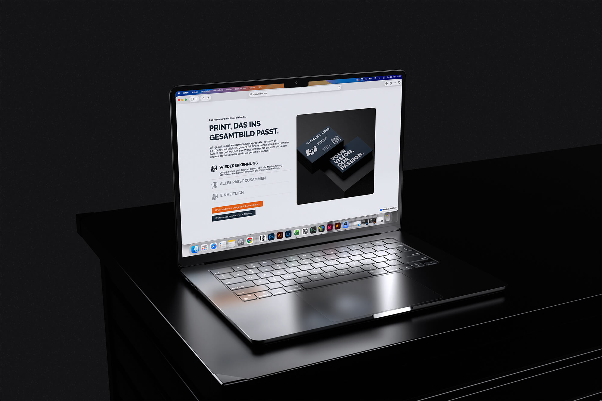 Offener Laptop auf schwarzem Tisch zeigt Webseite mit dem Titel „Print, das ins Gesamtbild passt.“ und Bildern von Visitenkarten.