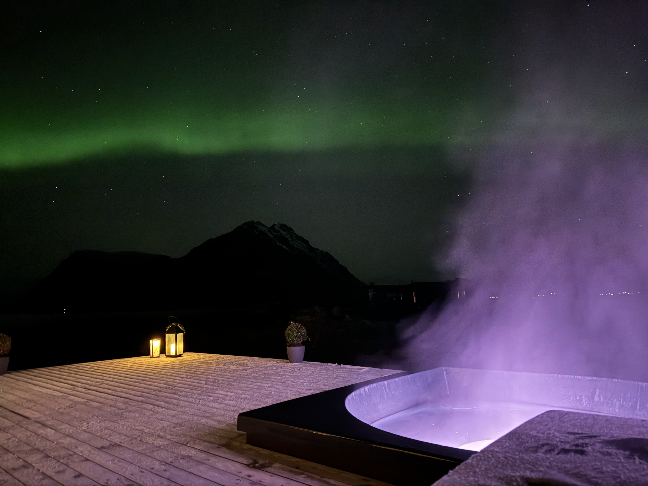 LL29-exterior-jacuzzi-winter-night-aurora