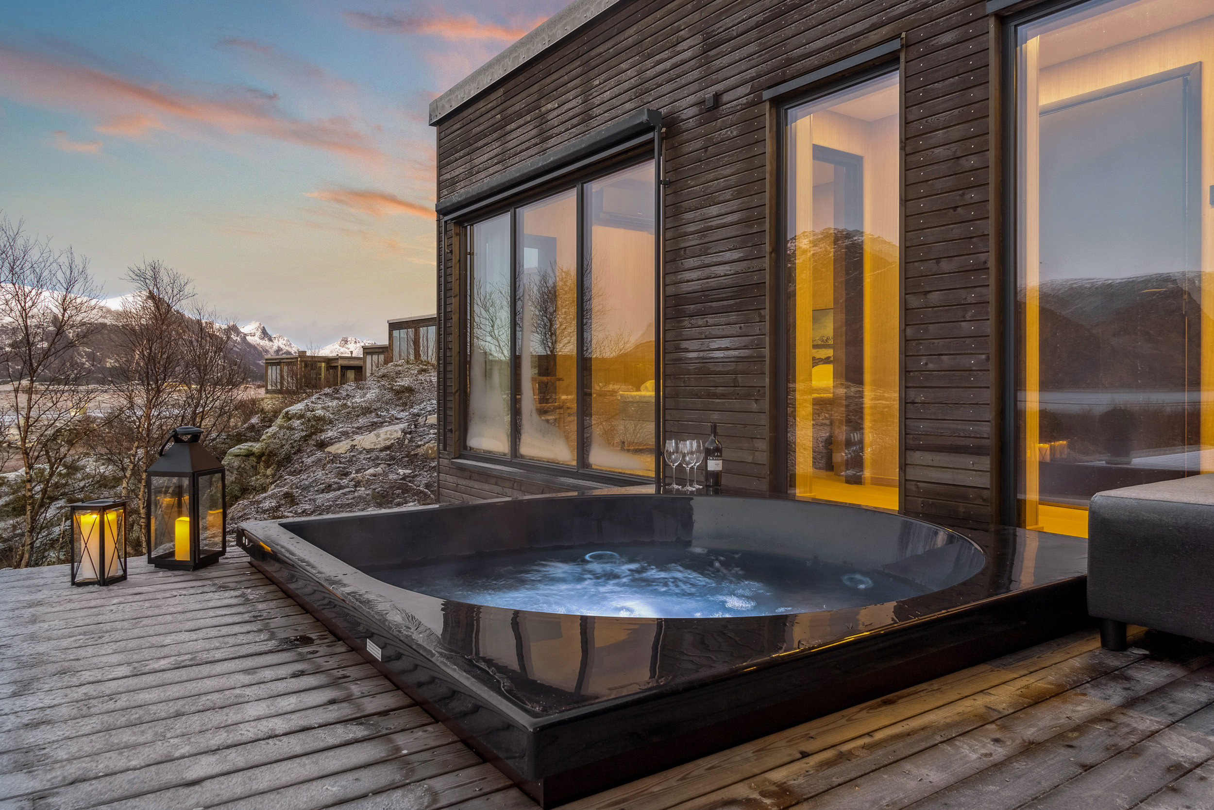 LL29-exterior-jacuzzi-winter2-lowRes