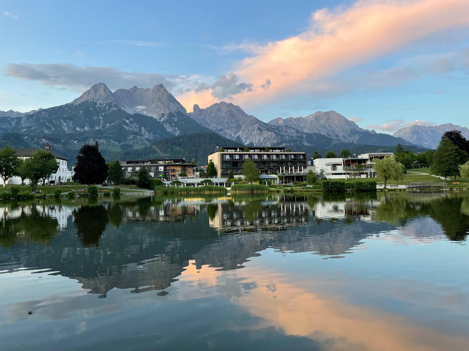 Der Ritzensee in Saalfelden mit aussicht auf das steinerne Meer